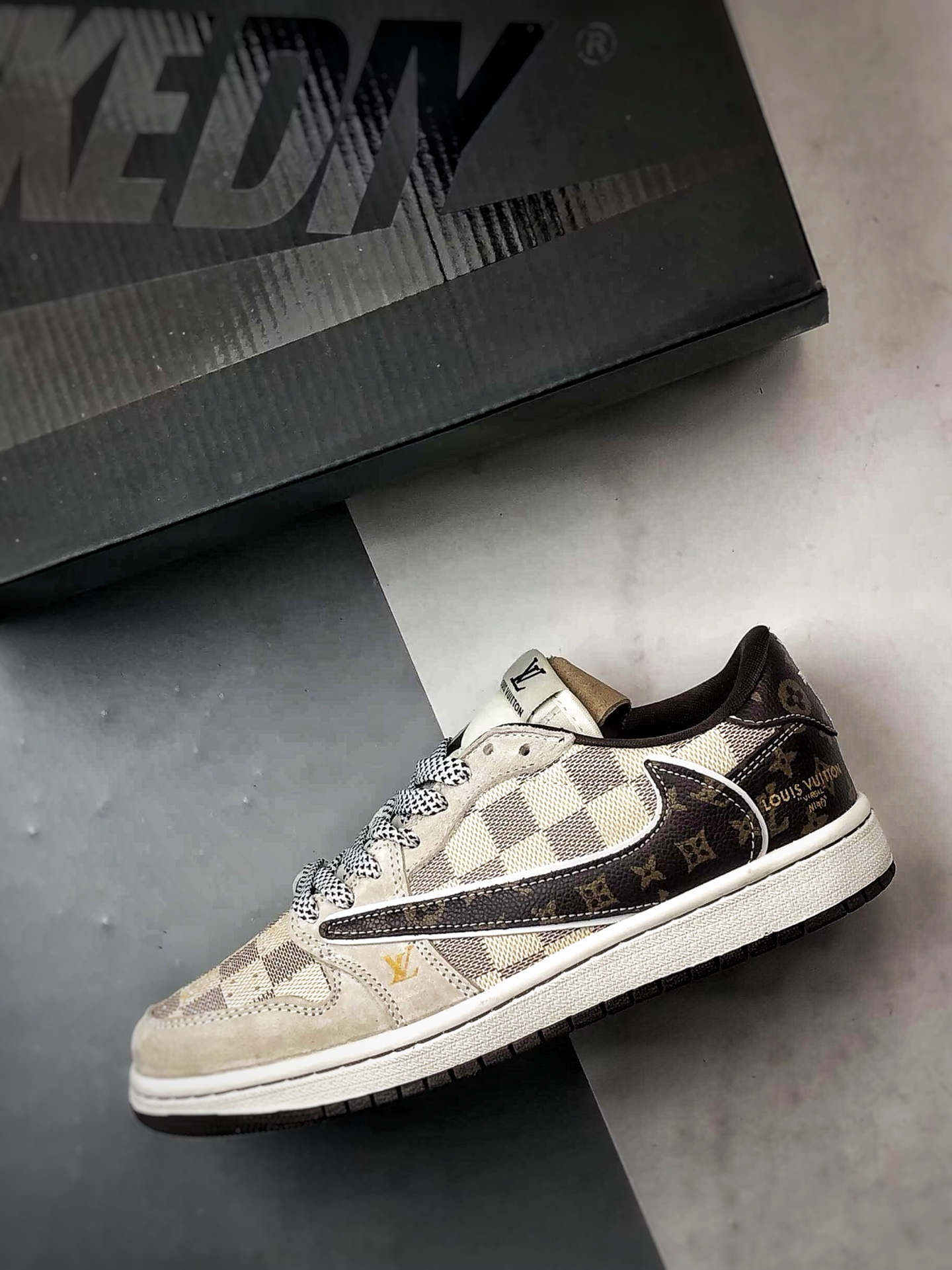 Air Jordan 1 Low ”高端定制” LV棋盘格米棕倒钩 DZ5899-038 Air Jordan 1 Low ”高端定制” LV棋盘格米棕倒钩 DZ5899-038