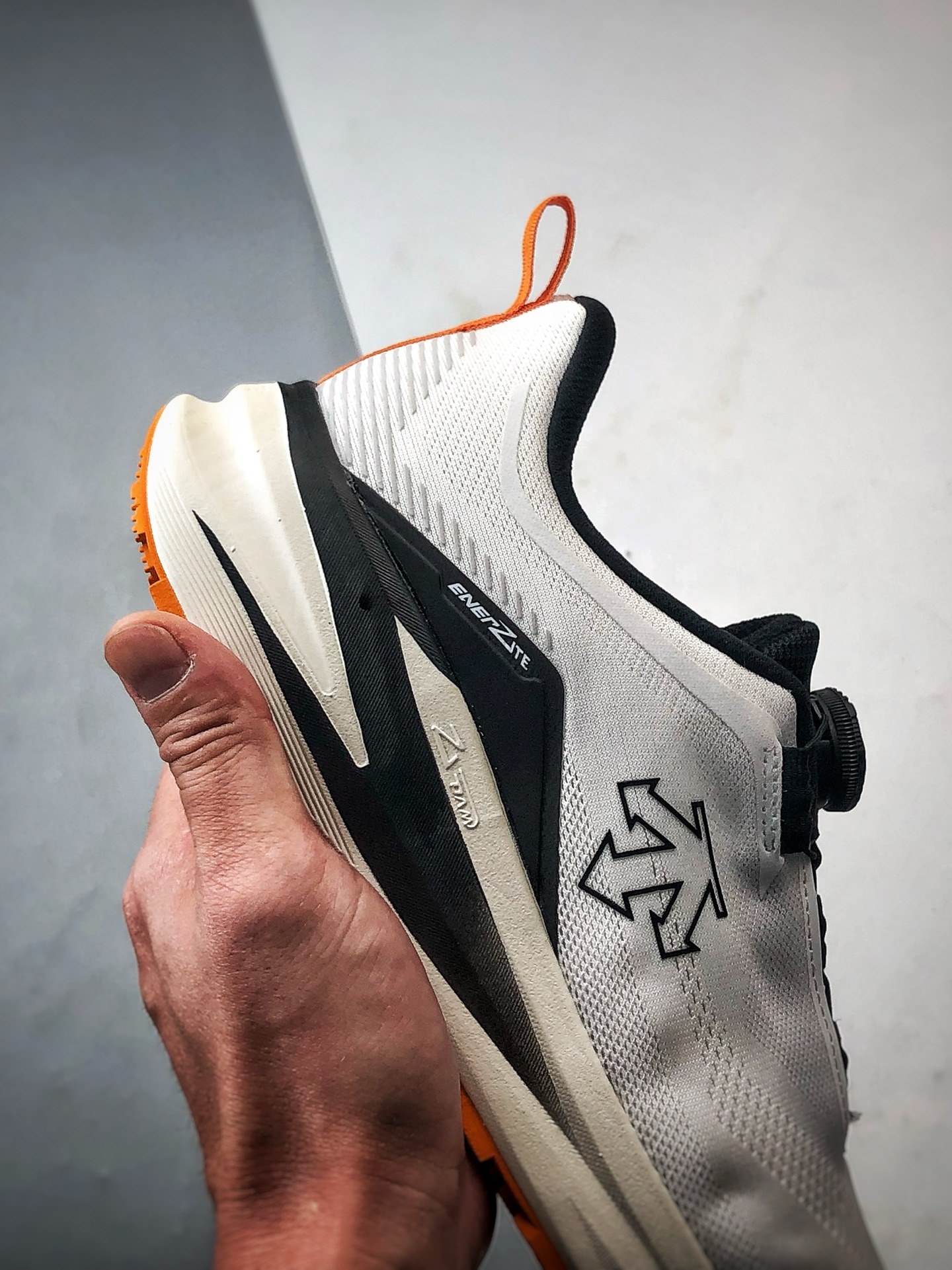 迪桑特Descente Lavitate Wire 3.0 白黑橙 休闲运动覆盖防水越野跑鞋