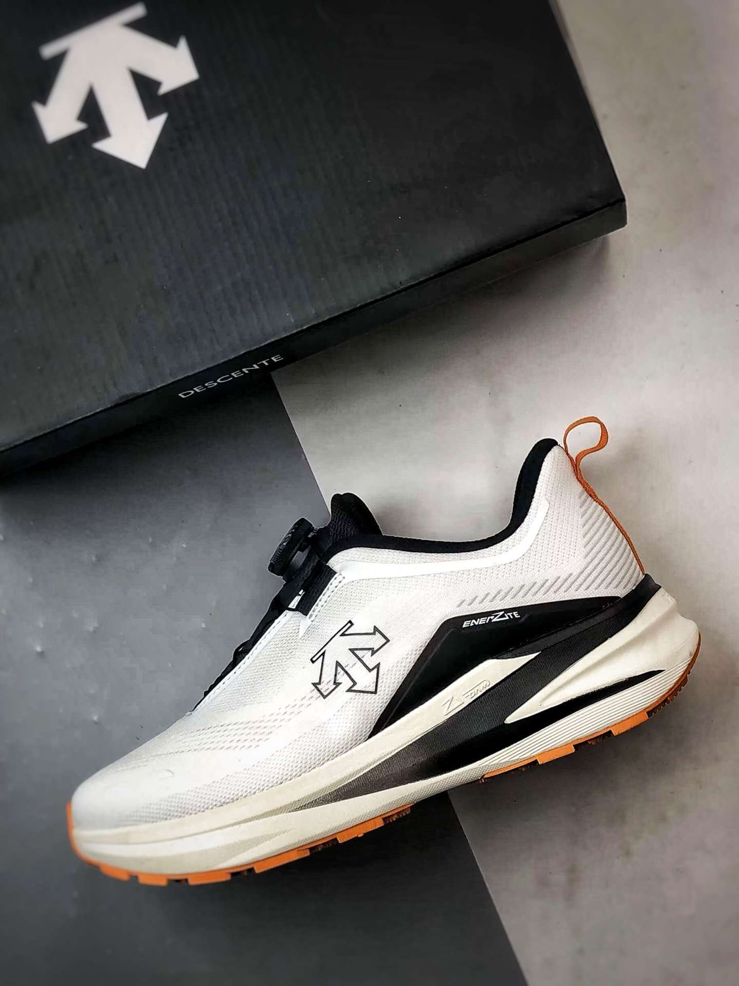 迪桑特Descente Lavitate Wire 3.0 白黑橙 休闲运动覆盖防水越野跑鞋