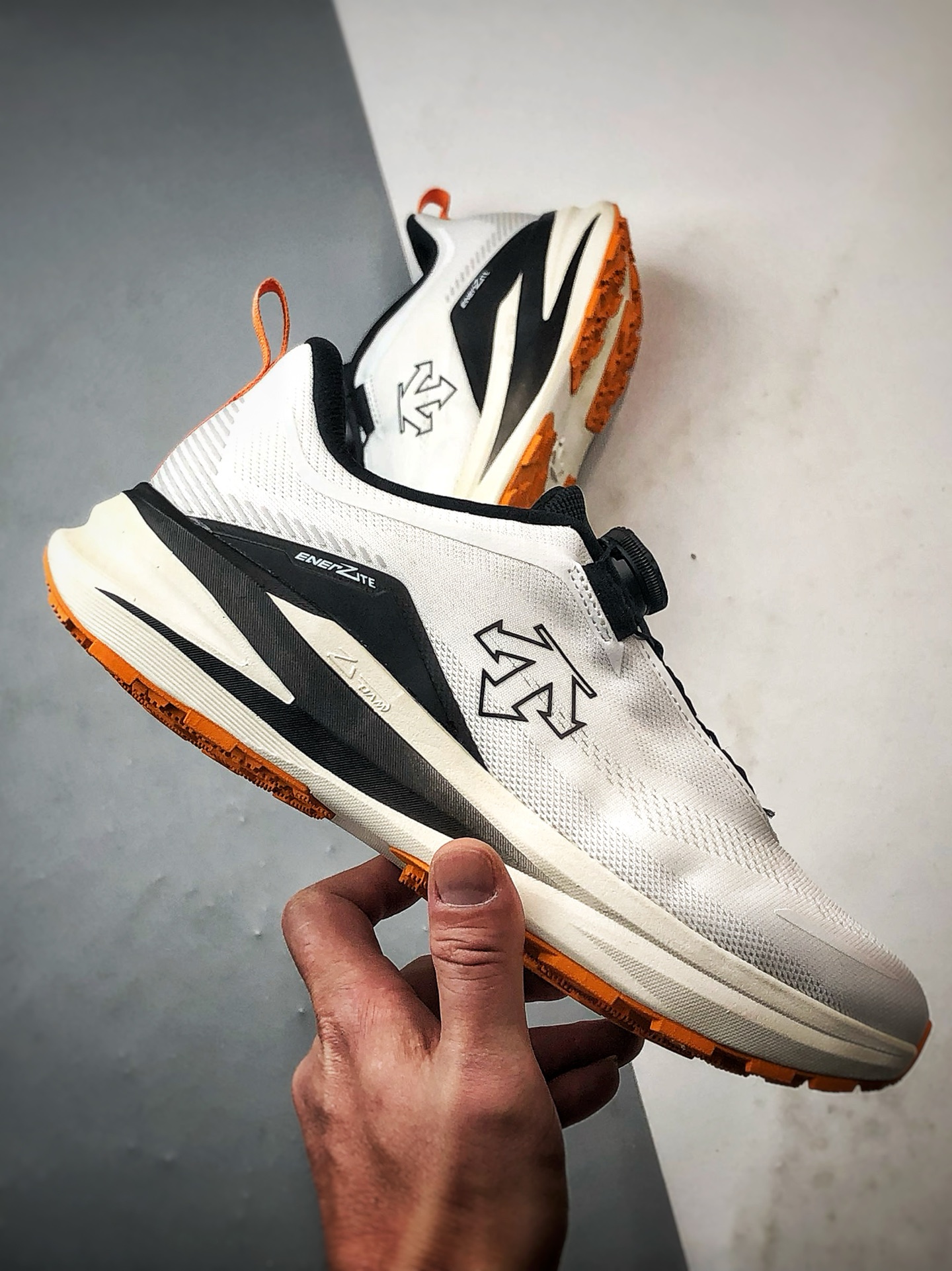 迪桑特Descente Lavitate Wire 3.0 白黑橙 休闲运动覆盖防水越野跑鞋