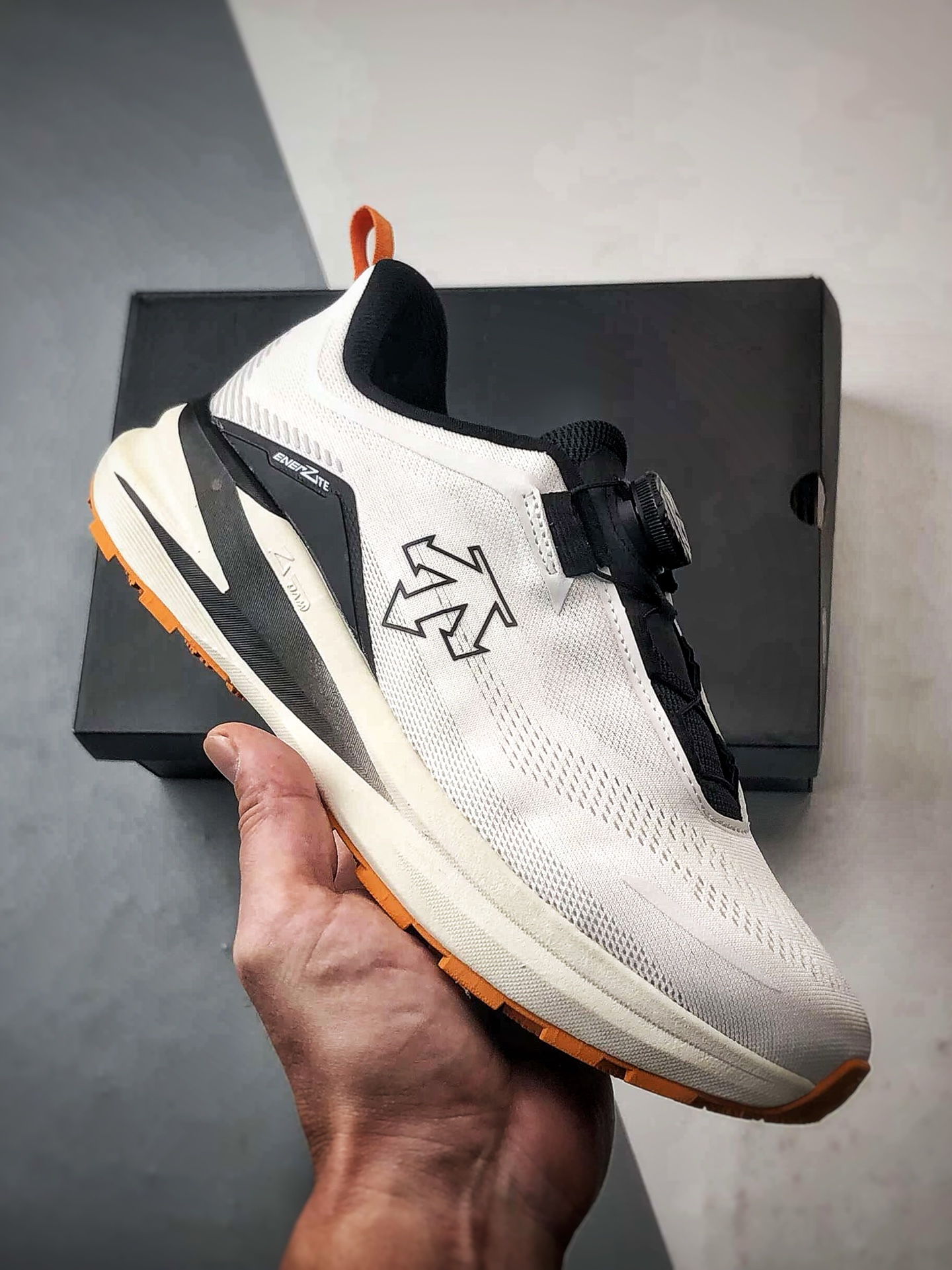 迪桑特Descente Lavitate Wire 3.0 白黑橙 休闲运动覆盖防水越野跑鞋