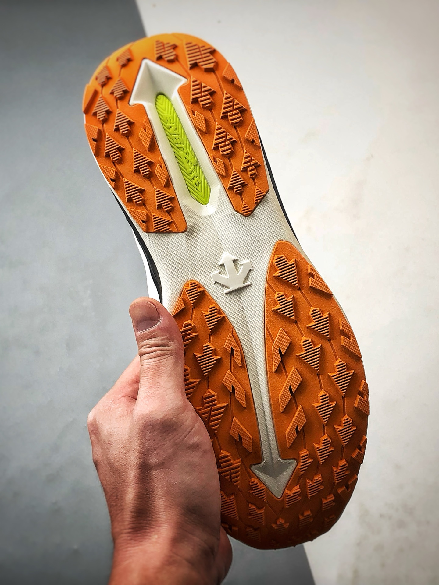 迪桑特Descente Lavitate Wire 3.0 白黑橙 休闲运动覆盖防水越野跑鞋