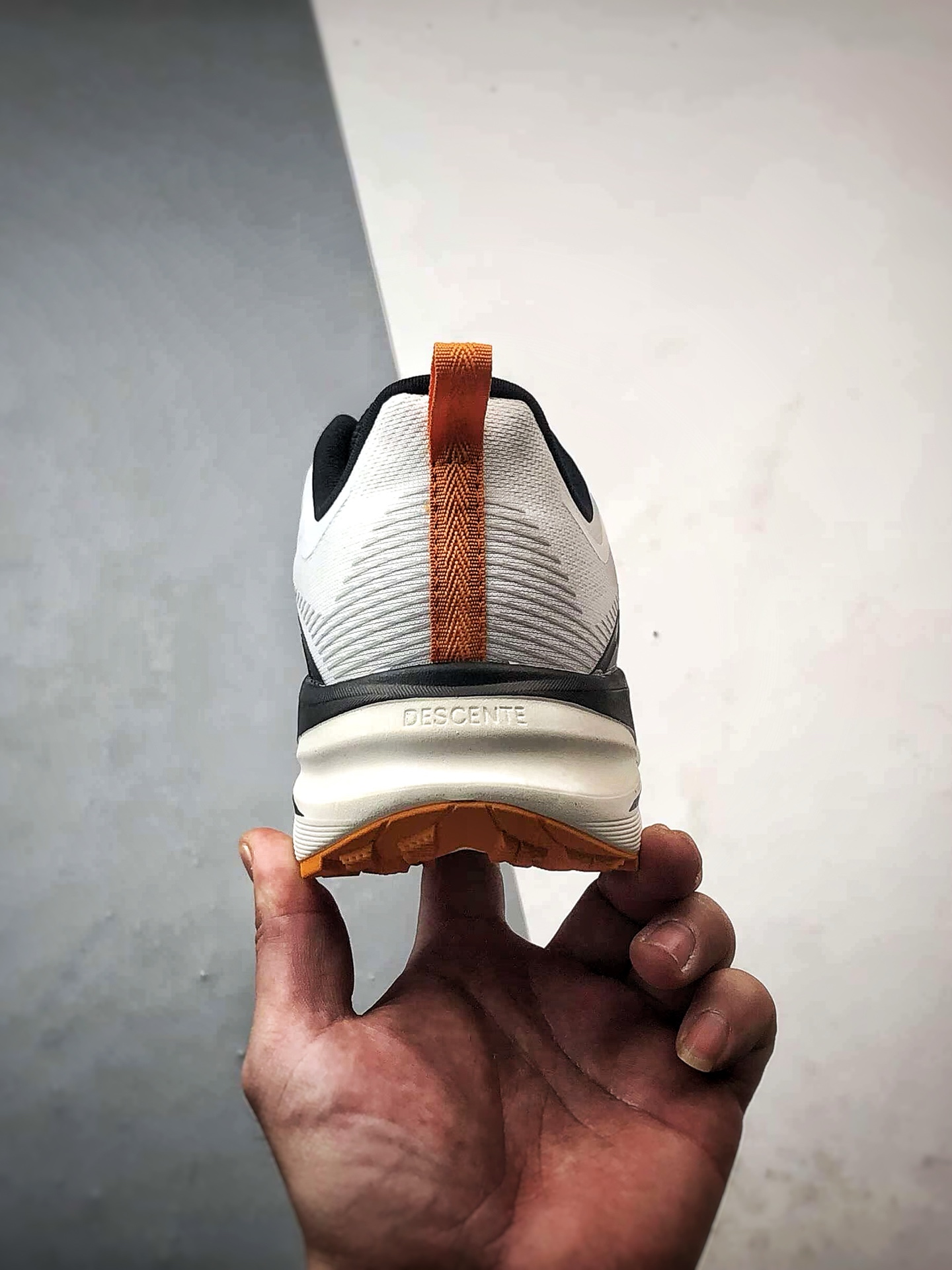 迪桑特Descente Lavitate Wire 3.0 白黑橙 休闲运动覆盖防水越野跑鞋