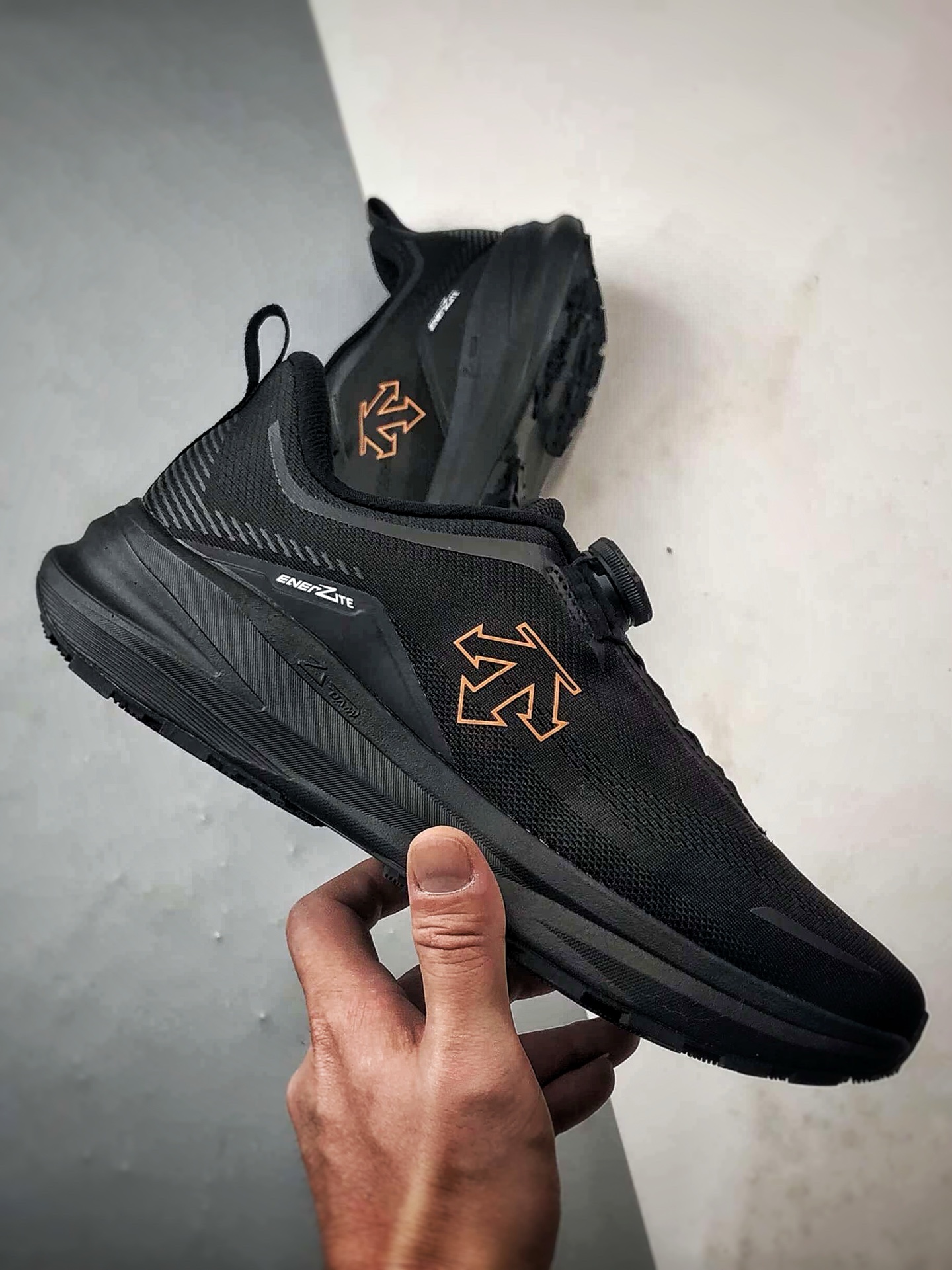 290 迪桑特Descente Lavitate Wire 3.0 黑色 休闲运动覆盖防水越野跑鞋