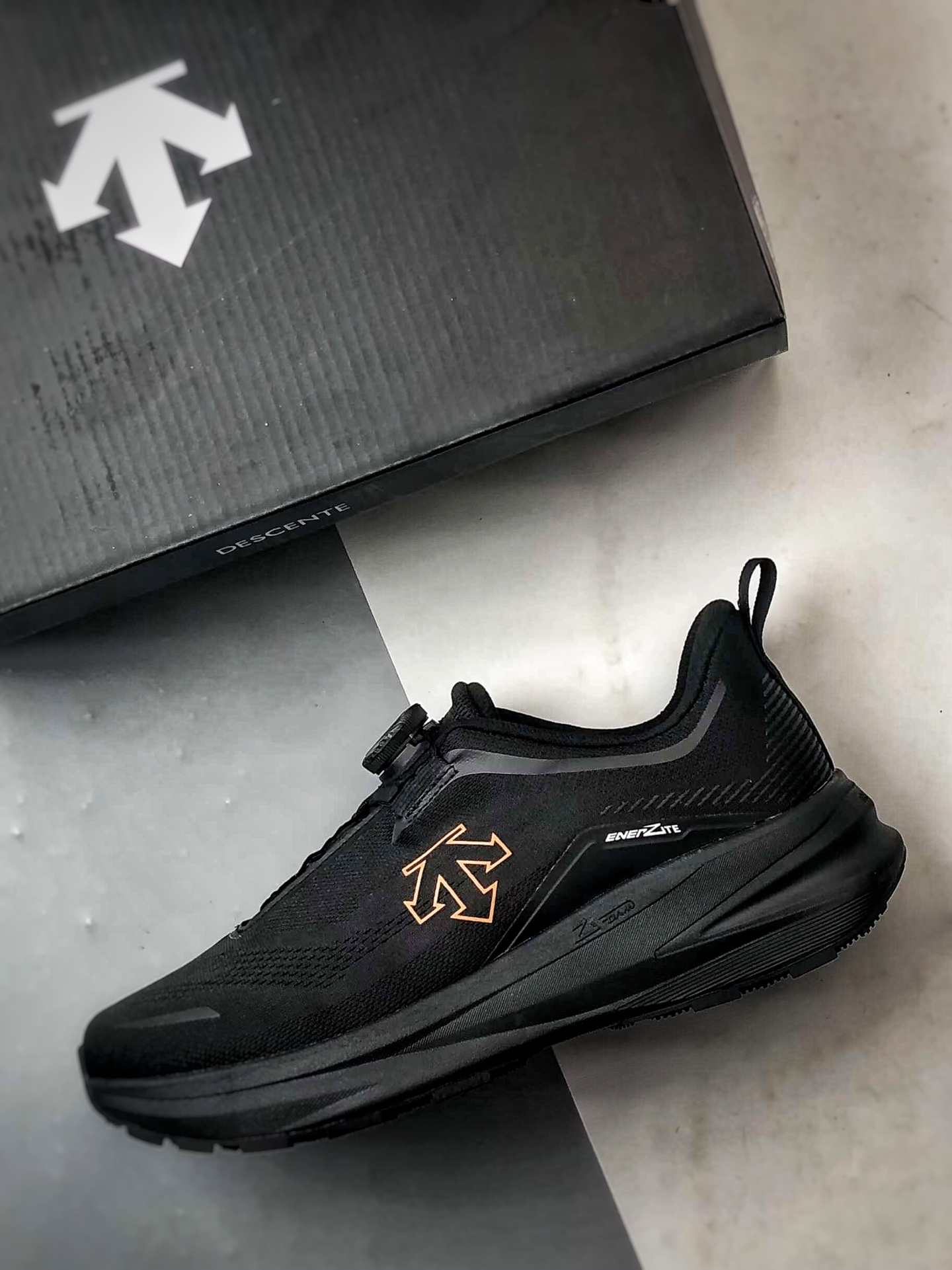 290 迪桑特Descente Lavitate Wire 3.0 黑色 休闲运动覆盖防水越野跑鞋