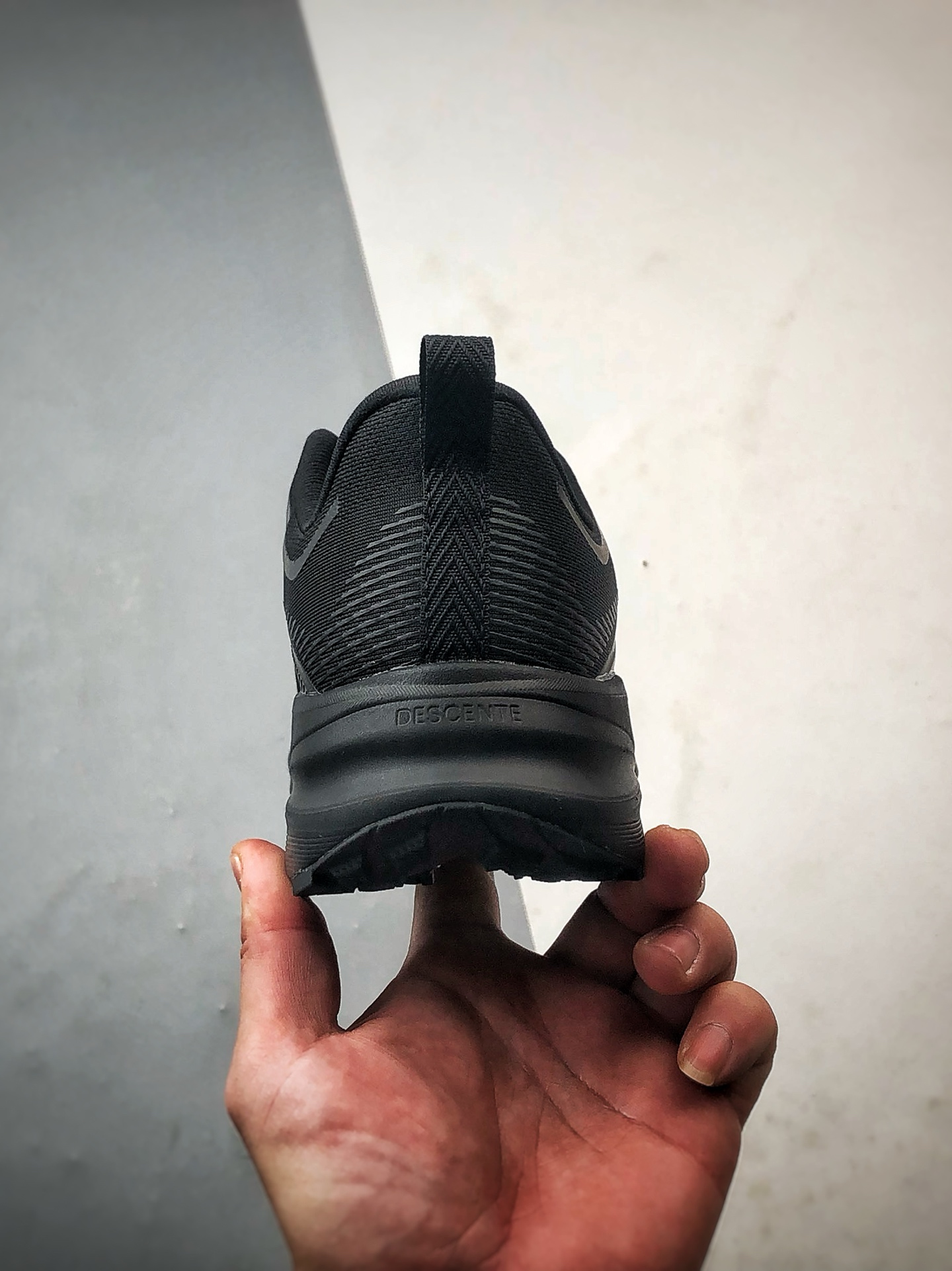 290 迪桑特Descente Lavitate Wire 3.0 黑色 休闲运动覆盖防水越野跑鞋