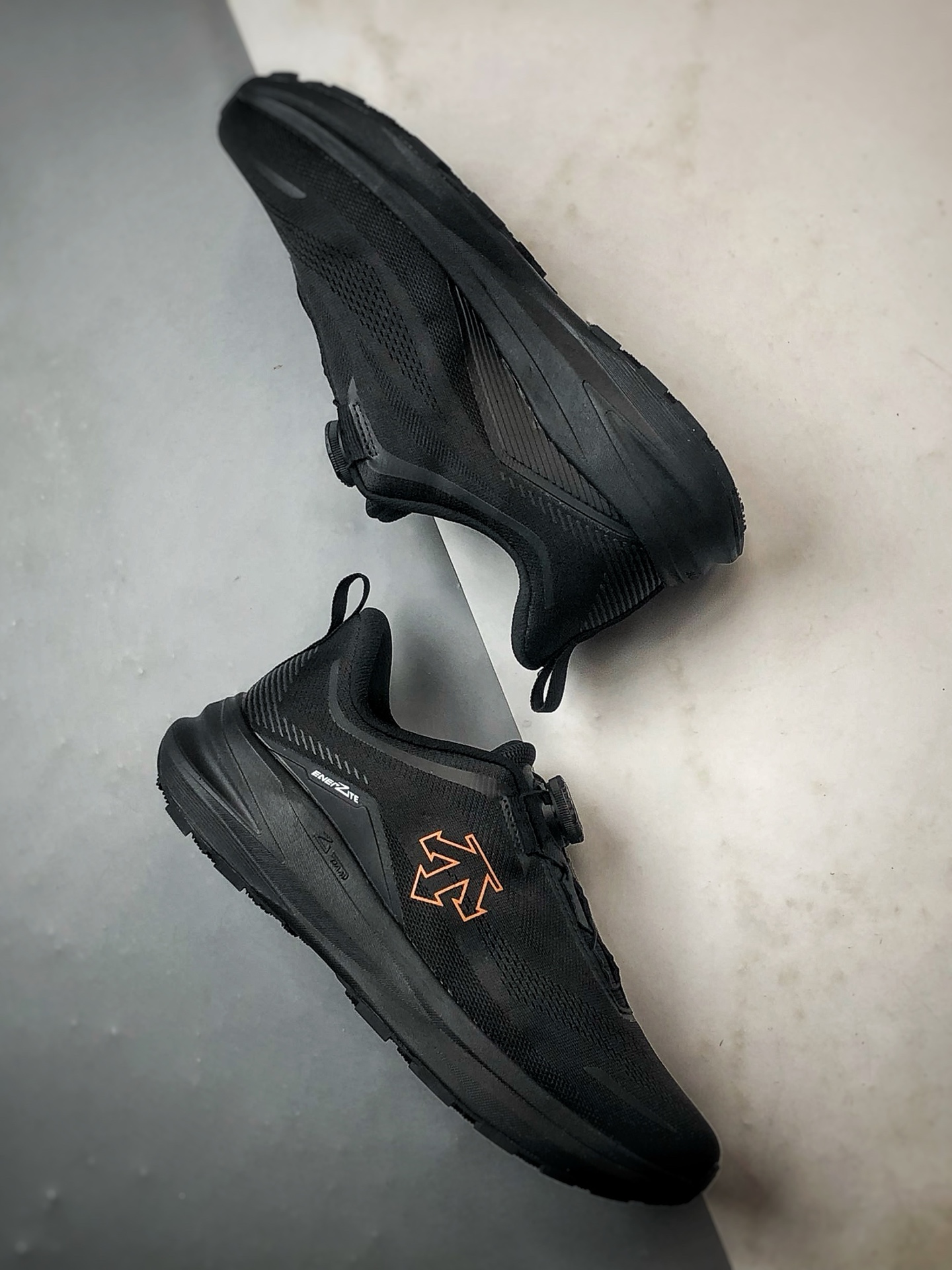 290 迪桑特Descente Lavitate Wire 3.0 黑色 休闲运动覆盖防水越野跑鞋