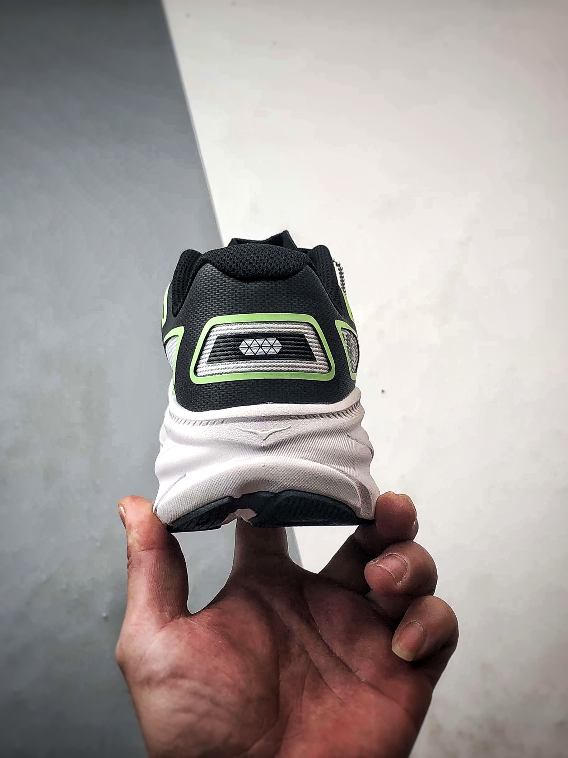 Hoka One One U CliftOne9 黑白绿 克利夫顿9代厚底网织轻量运动慢跑鞋 1155370-BWHT