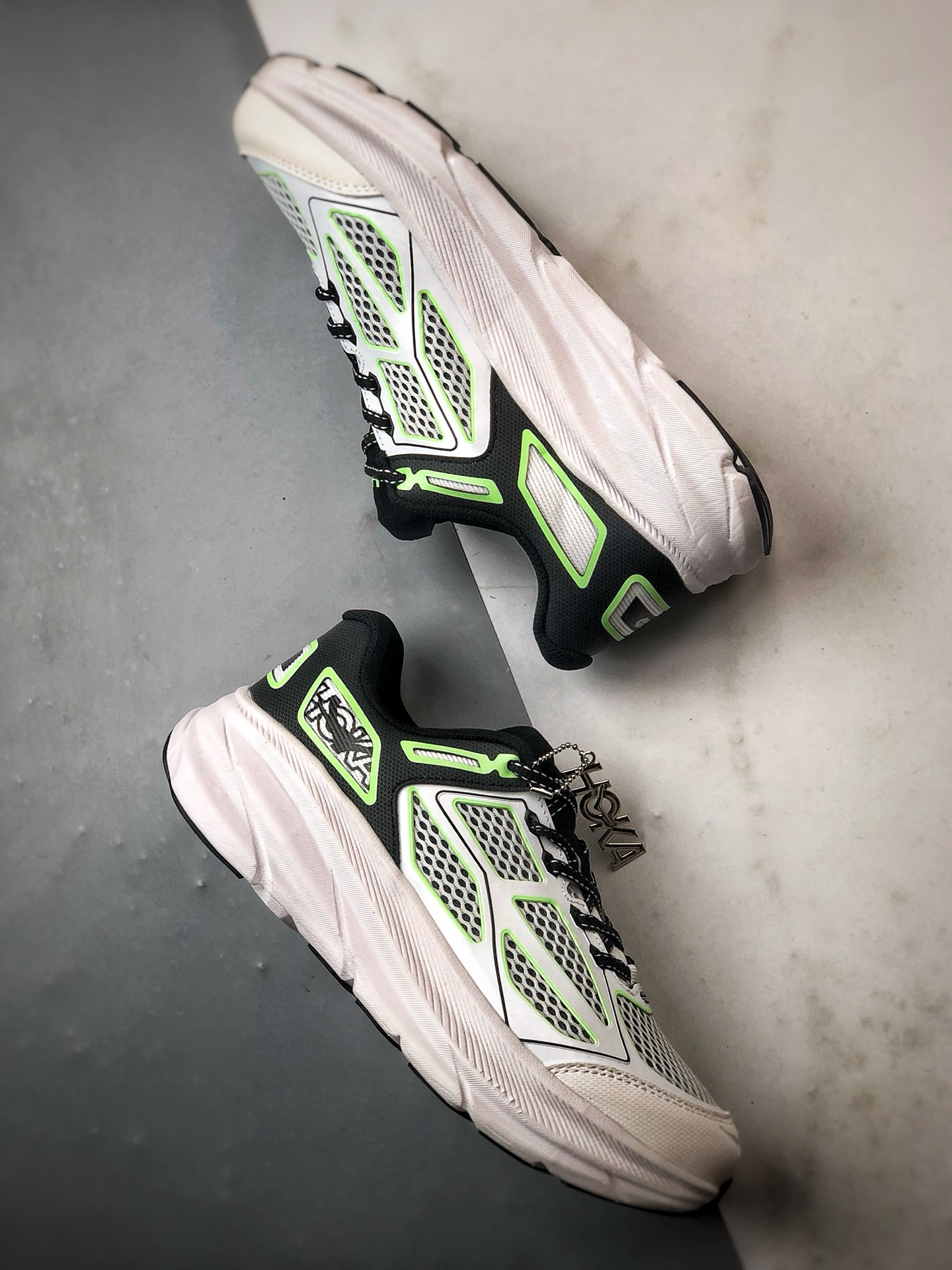 Hoka One One U CliftOne9 黑白绿 克利夫顿9代厚底网织轻量运动慢跑鞋 1155370-BWHT