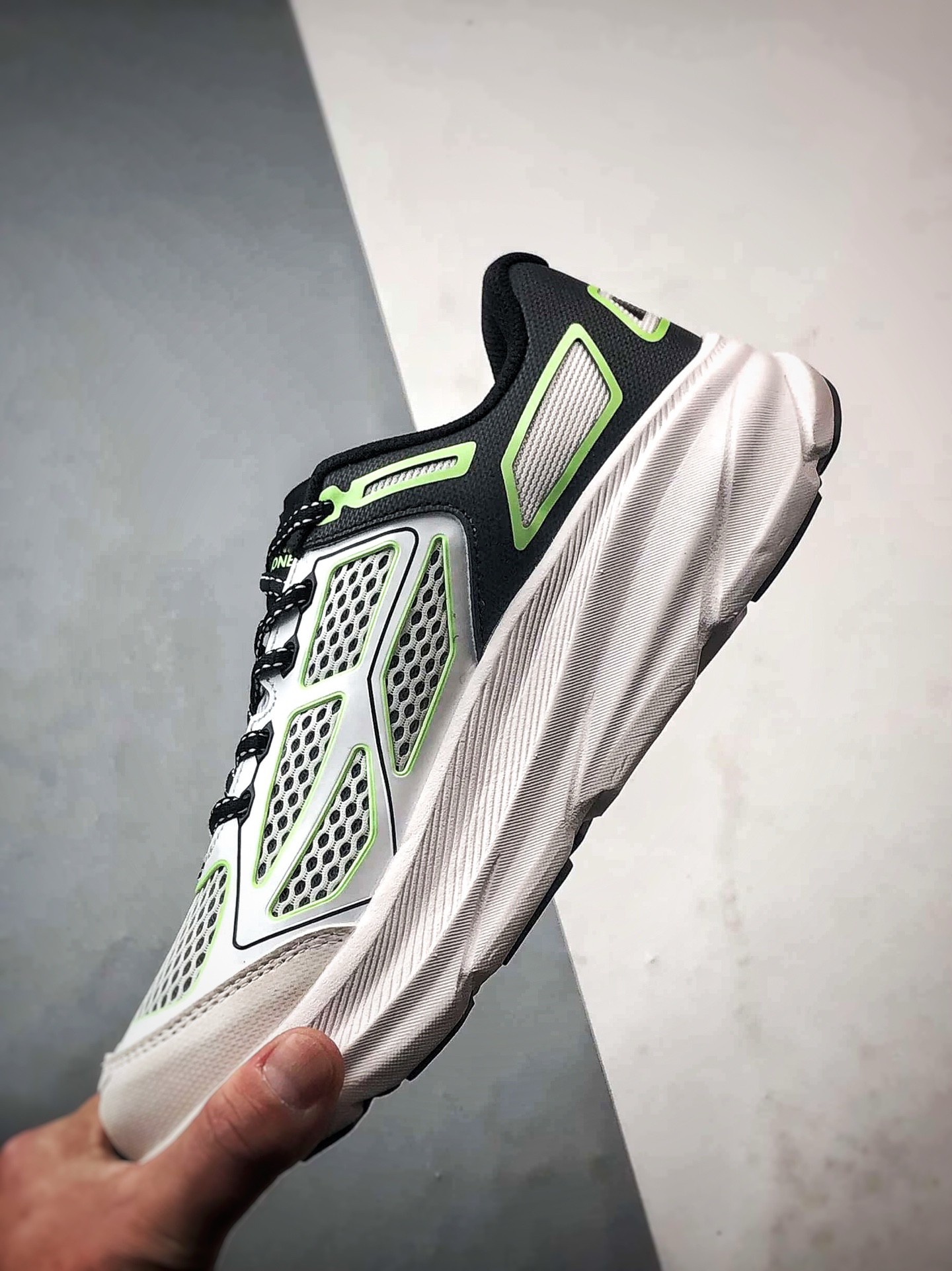 Hoka One One U CliftOne9 黑白绿 克利夫顿9代厚底网织轻量运动慢跑鞋 1155370-BWHT