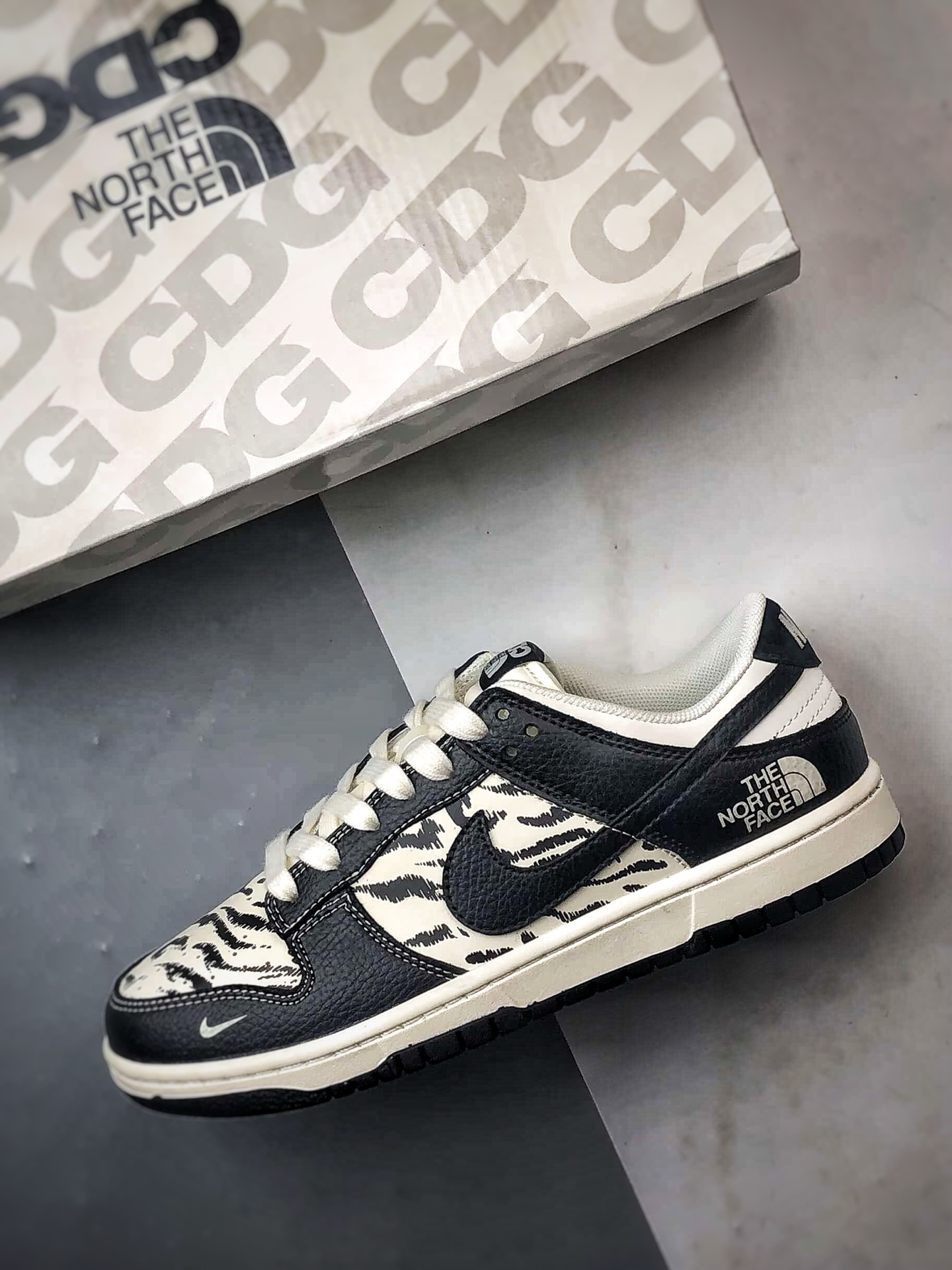 NK Dunk Low Retro ”DIY高端定制” 北面涂鸦米白黑 低帮休闲运动板鞋 QW5836-028