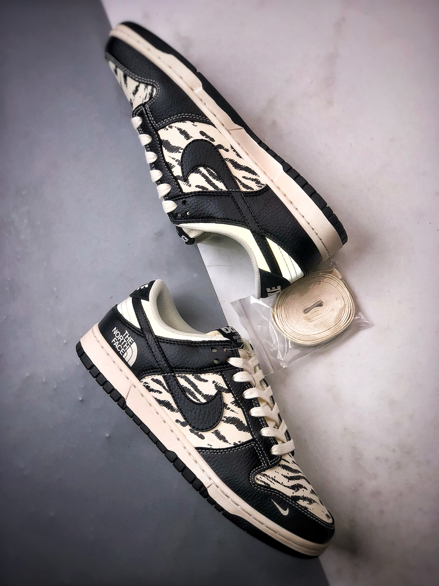 NK Dunk Low Retro ”DIY高端定制” 北面涂鸦米白黑 低帮休闲运动板鞋 QW5836-028