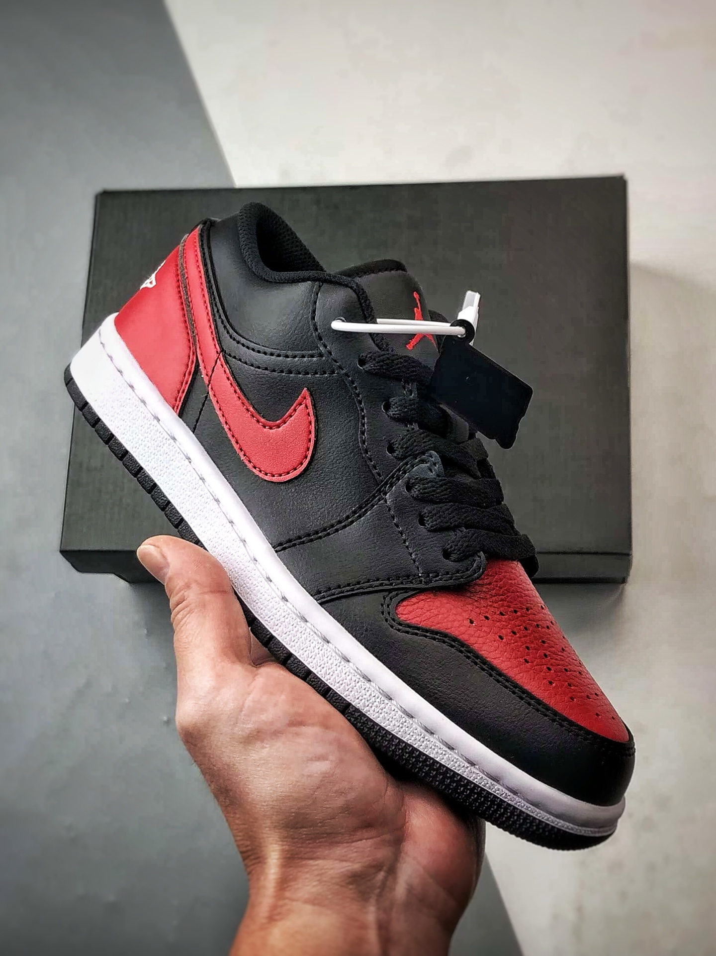 Air Jordan 1 Low 黑红 原楦原纸板全新开发 大厂纯原出品 原鞋比对匹配率98% 极致一眼正品既视感 #Prime Asia原厂皮料 承诺百分百一致原鞋 #飞翼3D高频深度立体 全方位比对原鞋 #原厂模具大底 咬花纹路自行区分市场版本 #鞋盒、防尘纸 均采购来自原厂,手中有原鞋的老铁可放心去对比看看 货号:553558-067 编码#A-B35802