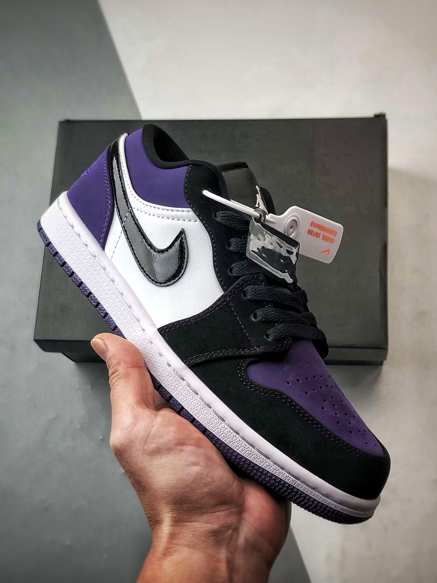 Air Jordan 1 Low 黑白紫 原楦原纸板全新开发 大厂纯原出品 原鞋比对匹配率98% 极致一眼正品既视感 #Prime Asia原厂皮料 承诺百分百一致原鞋 #飞翼3D高频深度立体 全方位比对原鞋 #原厂模具大底 咬花纹路自行区分市场版本 #鞋盒、防尘纸 均采购来自原厂,手中有原鞋的老铁可放心去对比看看 货号:553558-125 编码#A-B35802