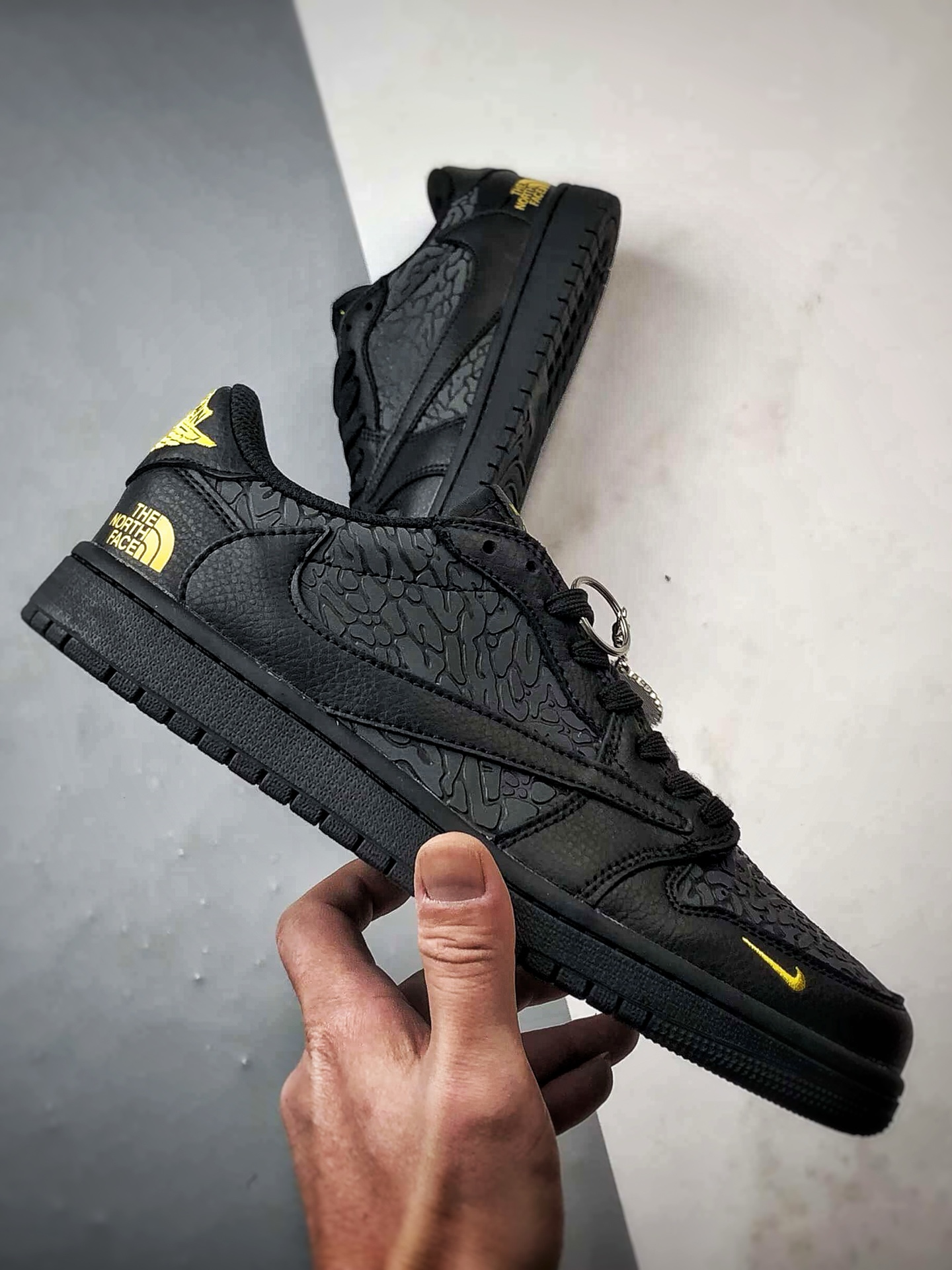 Air Jordan 1 Low ”高端定制” 北面爆裂纹黑金倒钩 DZ5899-043 Air Jordan 1 Low ”高端定制” 北面爆裂纹黑金倒钩 DZ5899-043