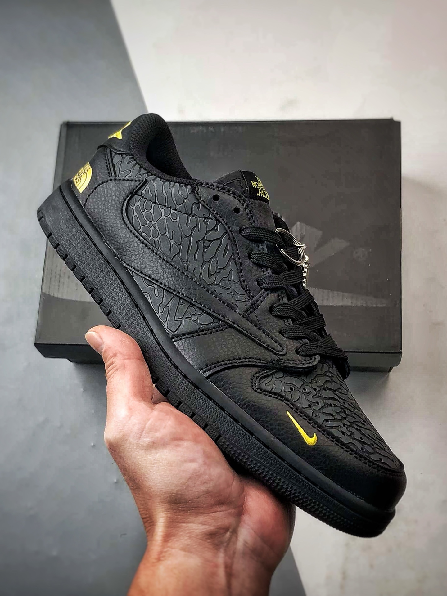 Air Jordan 1 Low ”高端定制” 北面爆裂纹黑金倒钩 DZ5899-043 Air Jordan 1 Low ”高端定制” 北面爆裂纹黑金倒钩 DZ5899-043