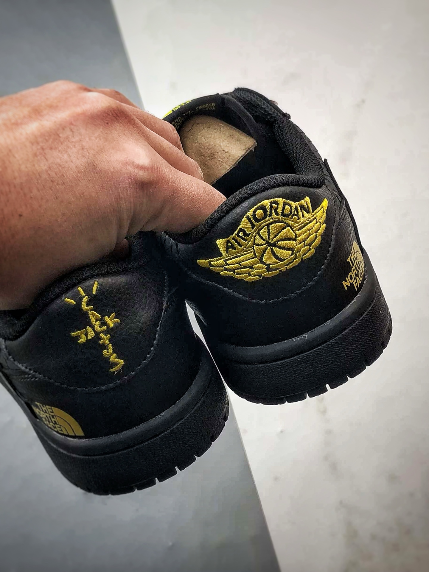 Air Jordan 1 Low ”高端定制” 北面爆裂纹黑金倒钩 DZ5899-043 Air Jordan 1 Low ”高端定制” 北面爆裂纹黑金倒钩 DZ5899-043