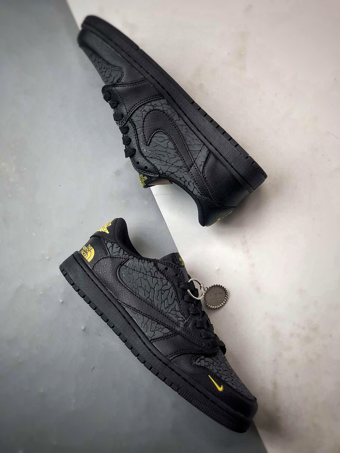 Air Jordan 1 Low ”高端定制” 北面爆裂纹黑金倒钩 DZ5899-043 Air Jordan 1 Low ”高端定制” 北面爆裂纹黑金倒钩 DZ5899-043