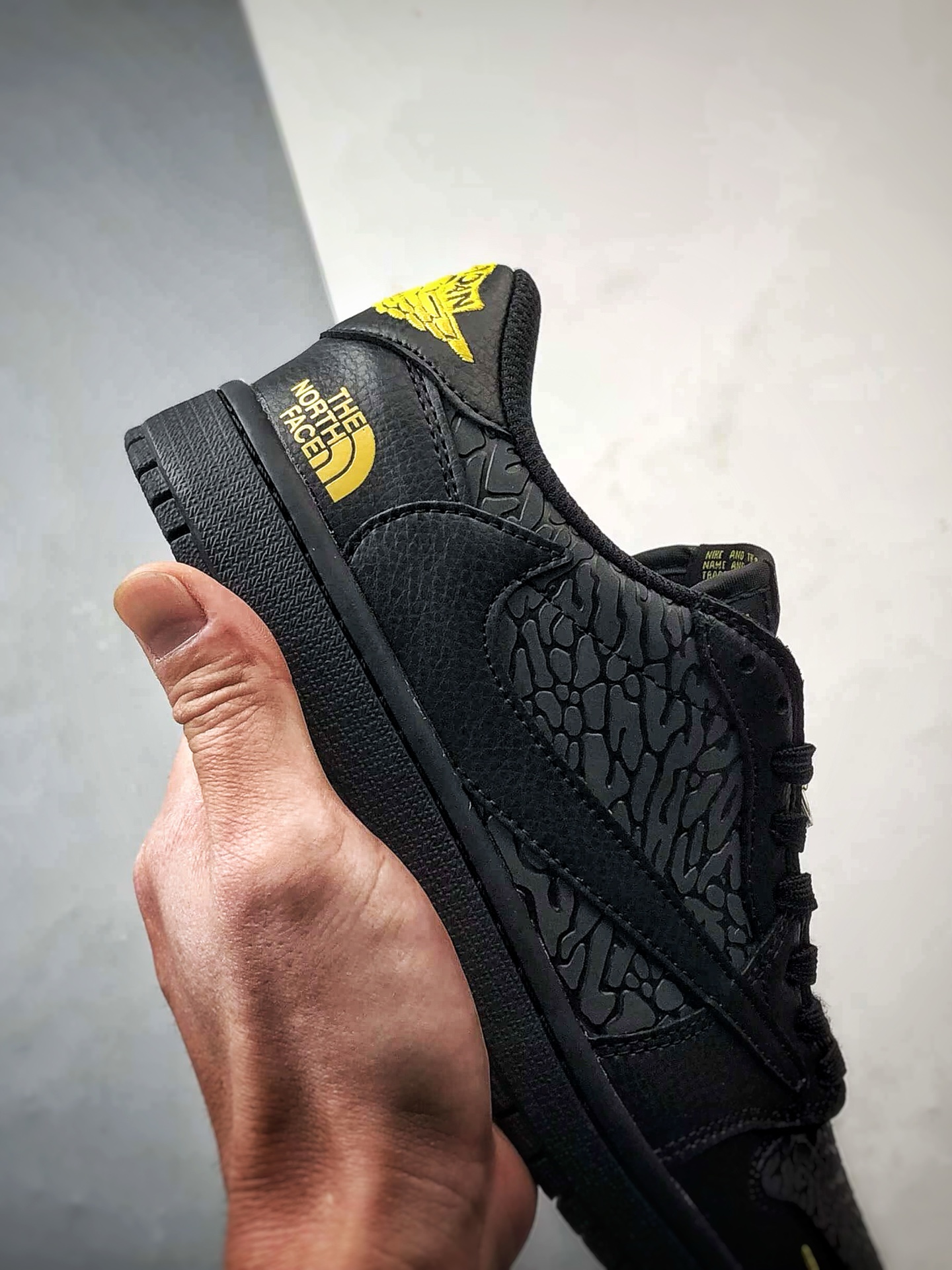 Air Jordan 1 Low ”高端定制” 北面爆裂纹黑金倒钩 DZ5899-043 Air Jordan 1 Low ”高端定制” 北面爆裂纹黑金倒钩 DZ5899-043