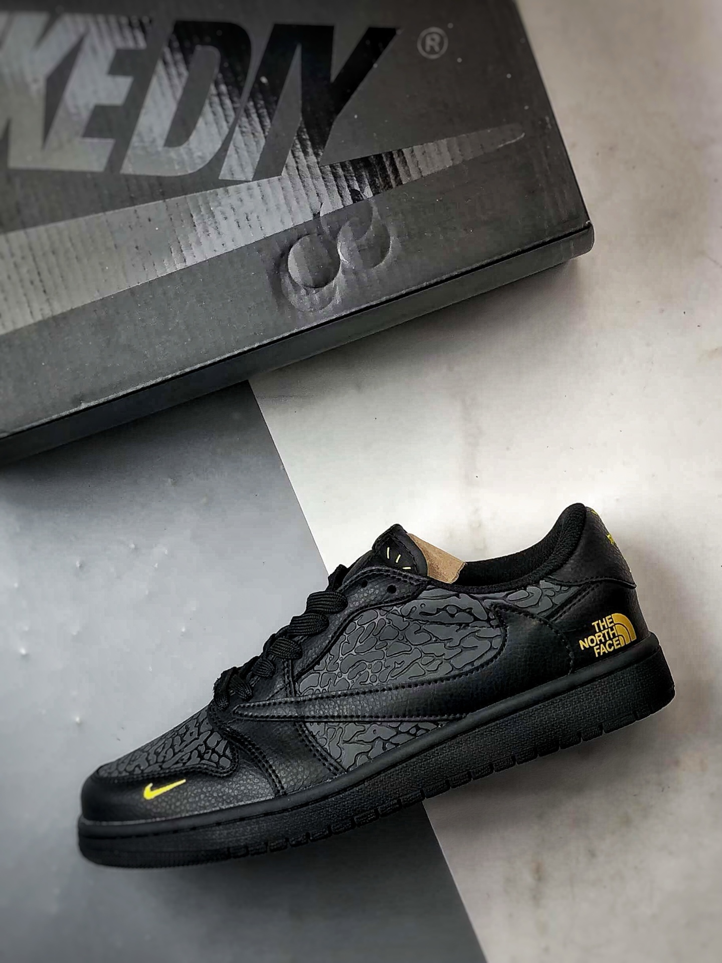 Air Jordan 1 Low ”高端定制” 北面爆裂纹黑金倒钩 DZ5899-043 Air Jordan 1 Low ”高端定制” 北面爆裂纹黑金倒钩 DZ5899-043