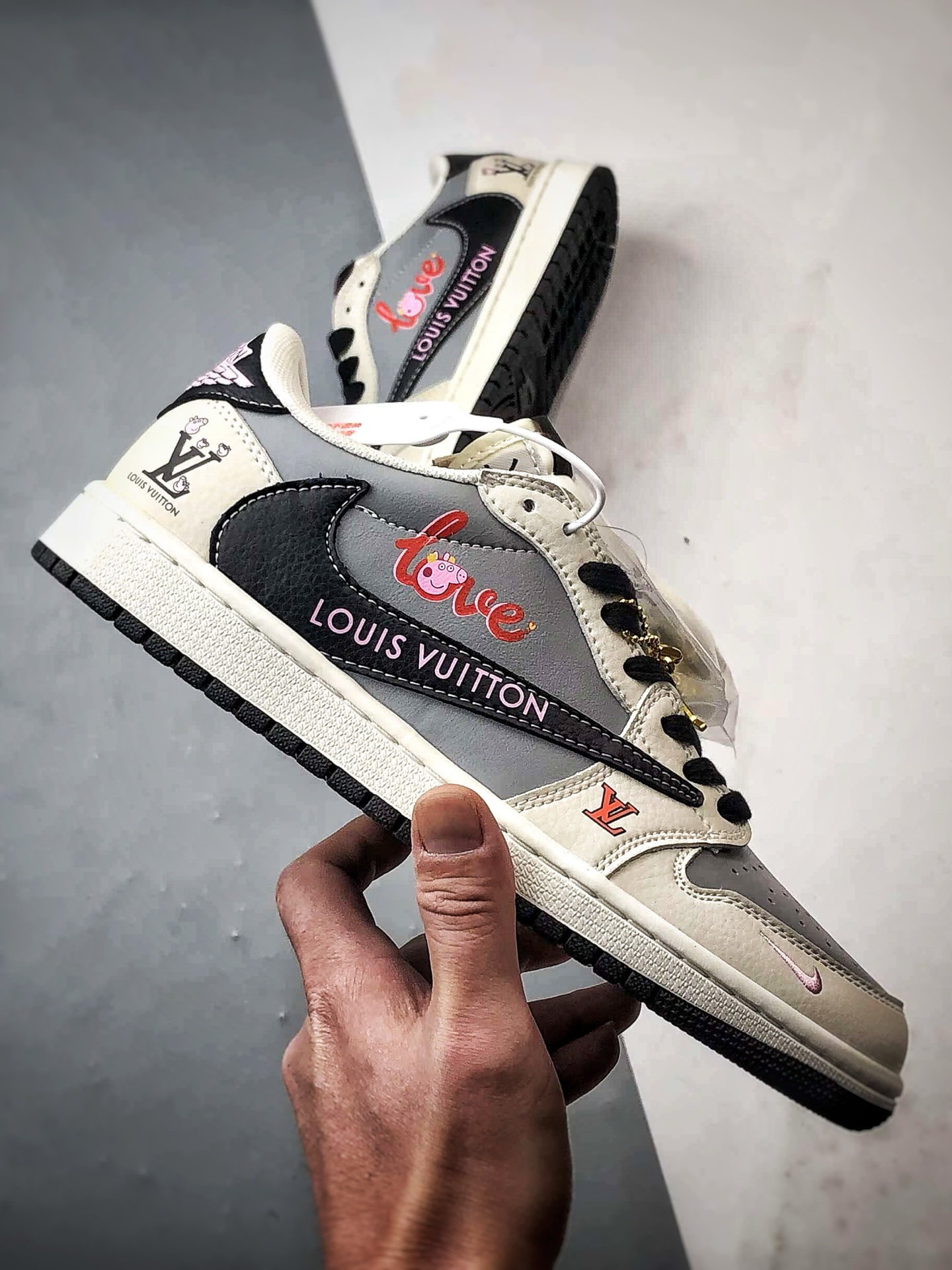 270 Air Jordan 1 Low ”高端定制” LV米灰黑倒钩 DZ2688-005-Chinese UA Cheap High Quatity Brand Clothes Bags handbags Sneakers wholesale wholesaler seller from China Factory suppliers Fashion Clothing Shoes best Quality Beautiful Price 270 Air Jordan 1 Low ”高端定制” LV米灰黑倒钩 DZ2688-005