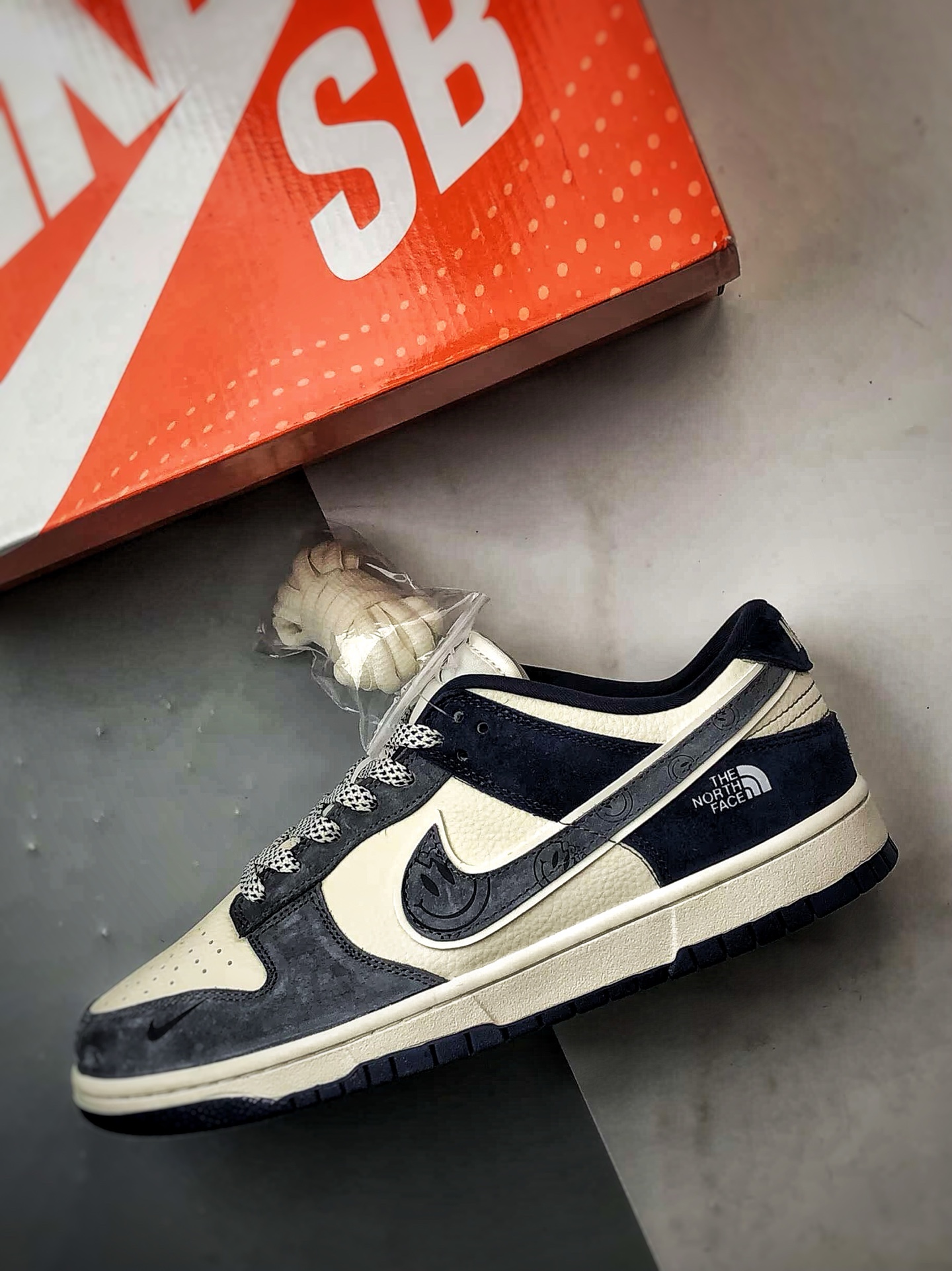 NK Dunk Low Retro ”DIY高端定制” 北面麂皮米灰黑 低帮休闲运动板鞋 MN1688-102 NK Dunk Low Retro ”DIY高端定制” 北面麂皮米灰黑 低帮休闲运动板鞋 MN1688-102