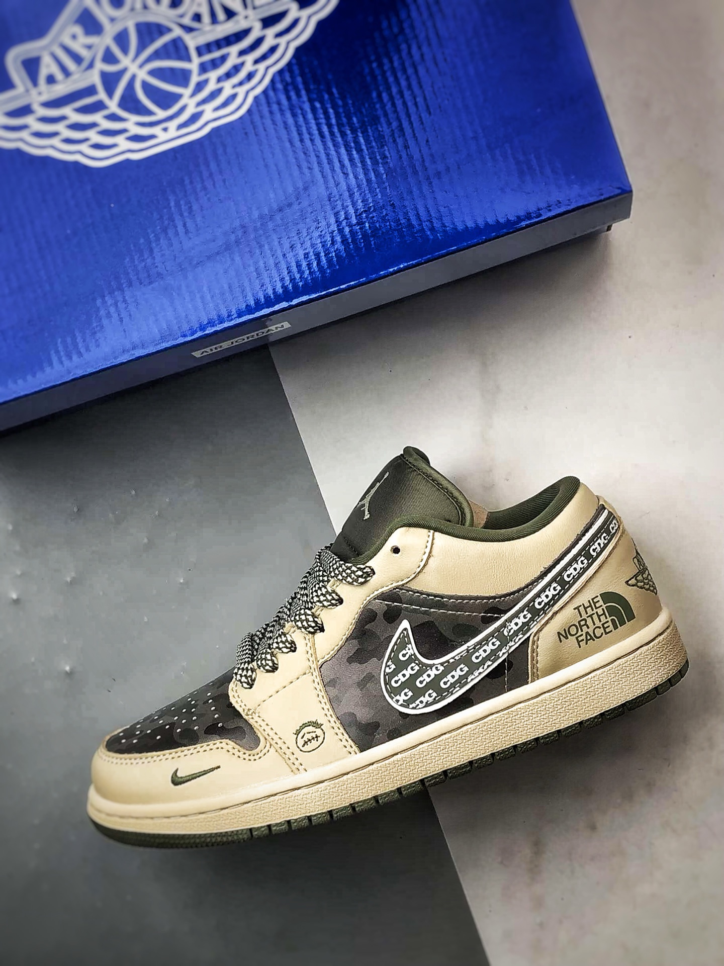 Air Jordan 1 Low ”高端定制” 北面棕绿迷彩 QG1988-017 Air Jordan 1 Low ”高端定制” 北面棕绿迷彩 QG1988-017