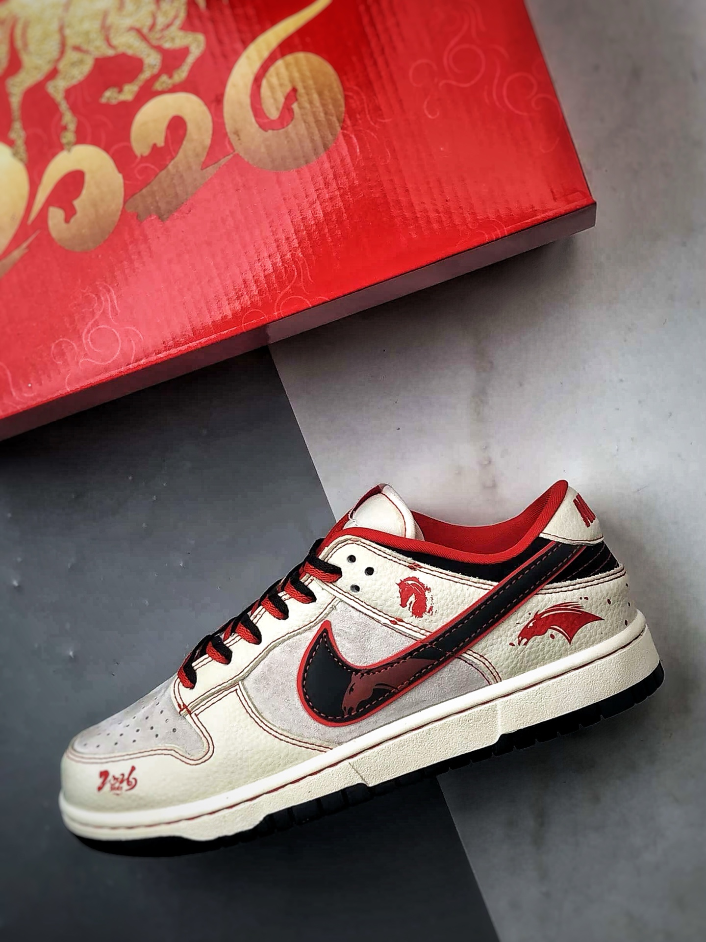 270 NK Dunk Low Retro ”DIY高端定制” 马年限定米黑红 低帮休闲运动板鞋 DG1988-013