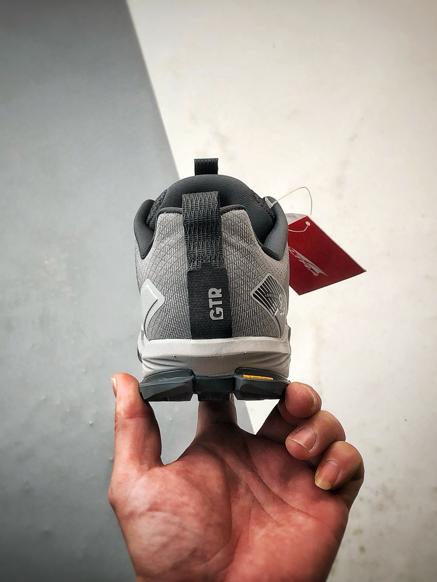 220 Altra Lone Peak 9+ 灰色 派峰9时尚舒适简约百搭透气跑步鞋-Chinese UA Cheap High Quatity Brand Clothes Bags handbags Sneakers wholesale wholesaler seller from China Factory suppliers Fashion Clothing Shoes best Quality Beautiful Price 220 Altra Lone Peak 9+ 灰色 派峰9时尚舒适简约百搭透气跑步鞋
