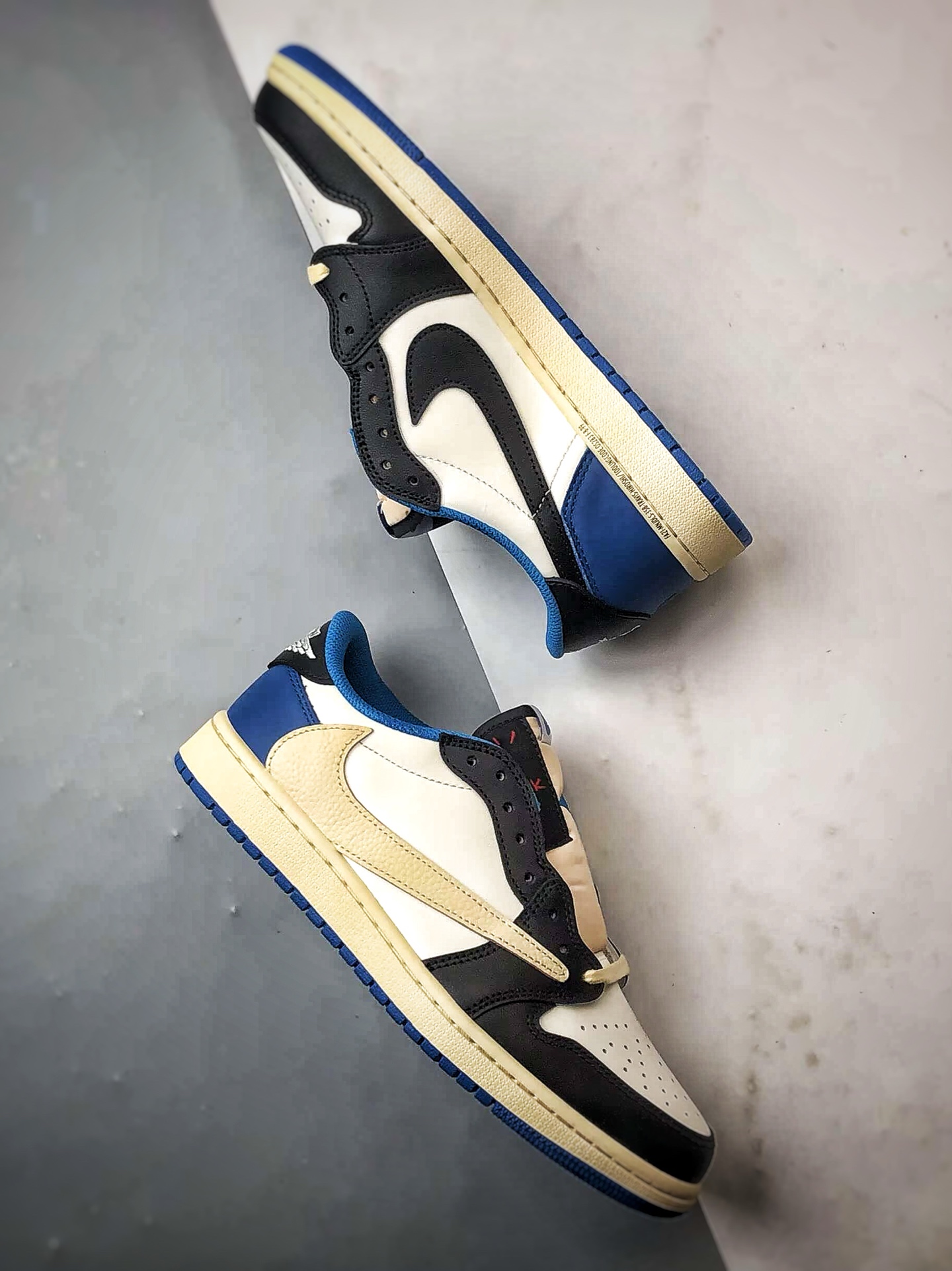300 Travis Scott x Fragment x Air Jordan 1 Low 三方联名闪电白蓝黑倒钩 DM7866-140-Chinese UA Cheap High Quatity Brand Clothes Bags handbags Sneakers wholesale wholesaler seller from China Factory suppliers Fashion Clothing Shoes best Quality Beautiful Price 300 Travis Scott x Fragment x Air Jordan 1 Low 三方联名闪电白蓝黑倒钩 DM7866-140