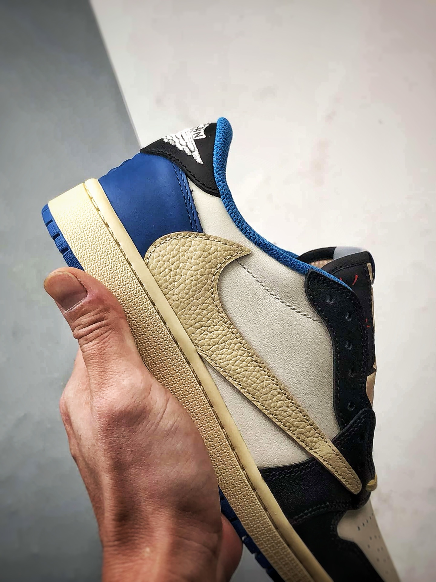 300 Travis Scott x Fragment x Air Jordan 1 Low 三方联名闪电白蓝黑倒钩 DM7866-140-Chinese UA Cheap High Quatity Brand Clothes Bags handbags Sneakers wholesale wholesaler seller from China Factory suppliers Fashion Clothing Shoes best Quality Beautiful Price 300 Travis Scott x Fragment x Air Jordan 1 Low 三方联名闪电白蓝黑倒钩 DM7866-140