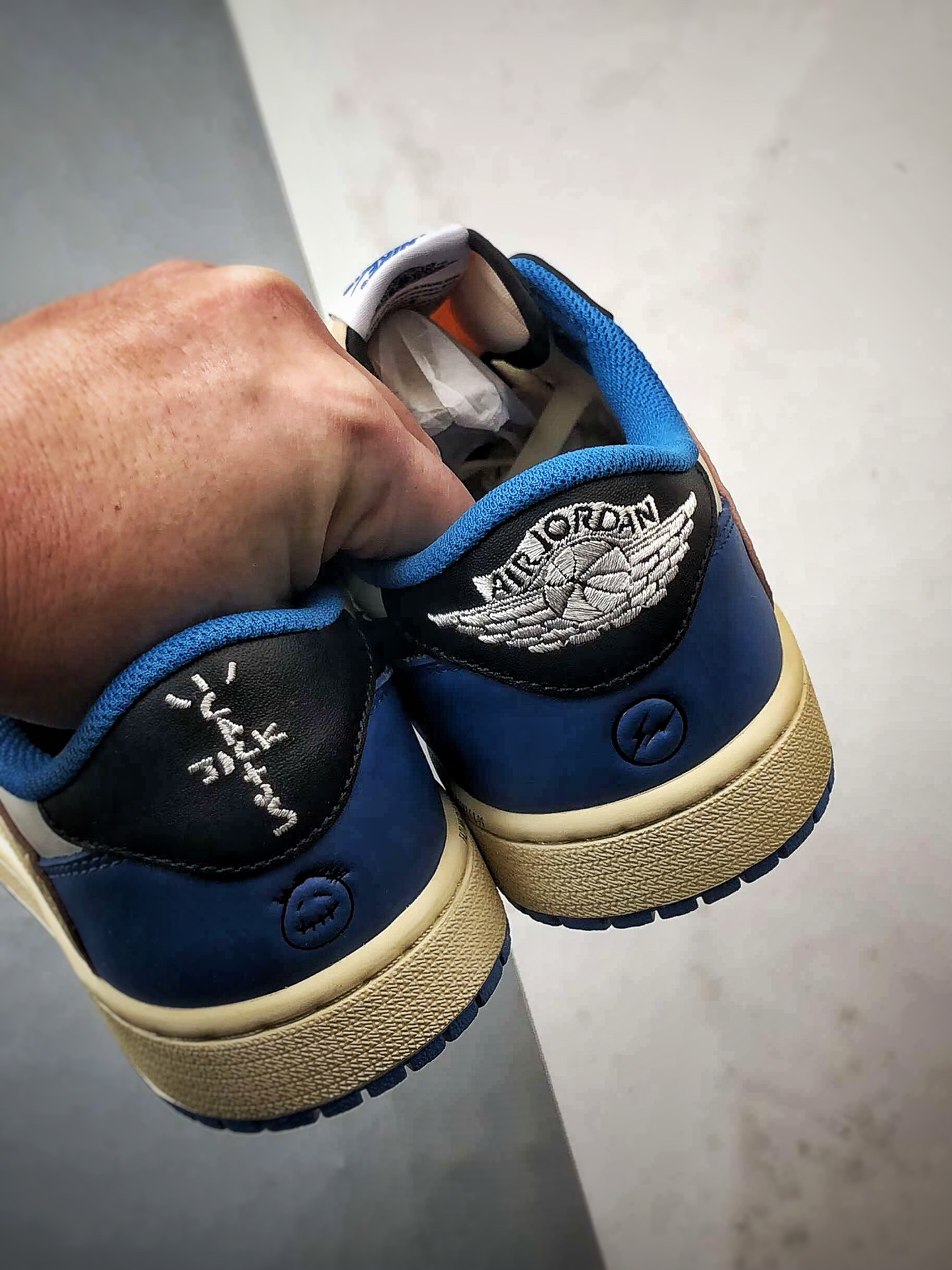 300 Travis Scott x Fragment x Air Jordan 1 Low 三方联名闪电白蓝黑倒钩 DM7866-140-Chinese UA Cheap High Quatity Brand Clothes Bags handbags Sneakers wholesale wholesaler seller from China Factory suppliers Fashion Clothing Shoes best Quality Beautiful Price 300 Travis Scott x Fragment x Air Jordan 1 Low 三方联名闪电白蓝黑倒钩 DM7866-140