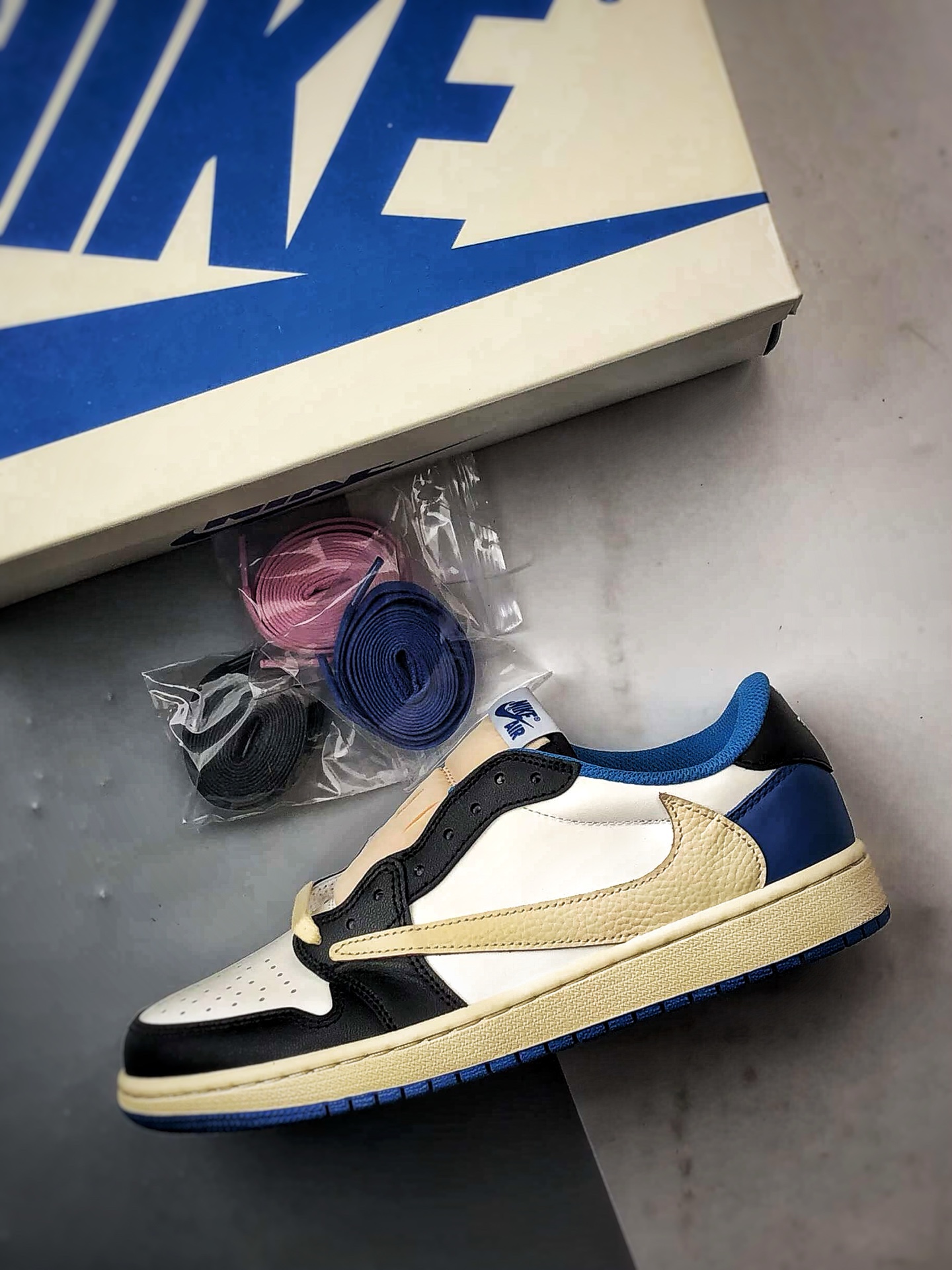 300 Travis Scott x Fragment x Air Jordan 1 Low 三方联名闪电白蓝黑倒钩 DM7866-140-Chinese UA Cheap High Quatity Brand Clothes Bags handbags Sneakers wholesale wholesaler seller from China Factory suppliers Fashion Clothing Shoes best Quality Beautiful Price 300 Travis Scott x Fragment x Air Jordan 1 Low 三方联名闪电白蓝黑倒钩 DM7866-140