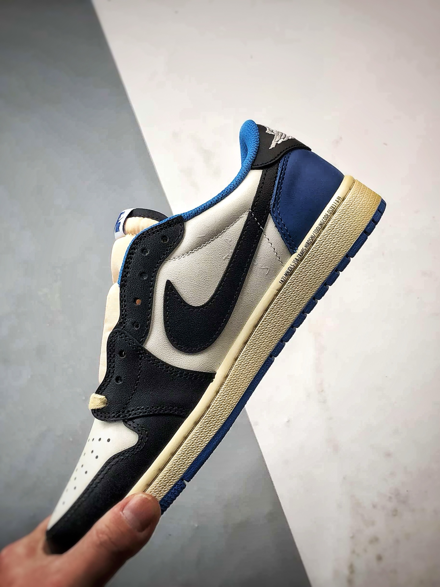 300 Travis Scott x Fragment x Air Jordan 1 Low 三方联名闪电白蓝黑倒钩 DM7866-140-Chinese UA Cheap High Quatity Brand Clothes Bags handbags Sneakers wholesale wholesaler seller from China Factory suppliers Fashion Clothing Shoes best Quality Beautiful Price 300 Travis Scott x Fragment x Air Jordan 1 Low 三方联名闪电白蓝黑倒钩 DM7866-140