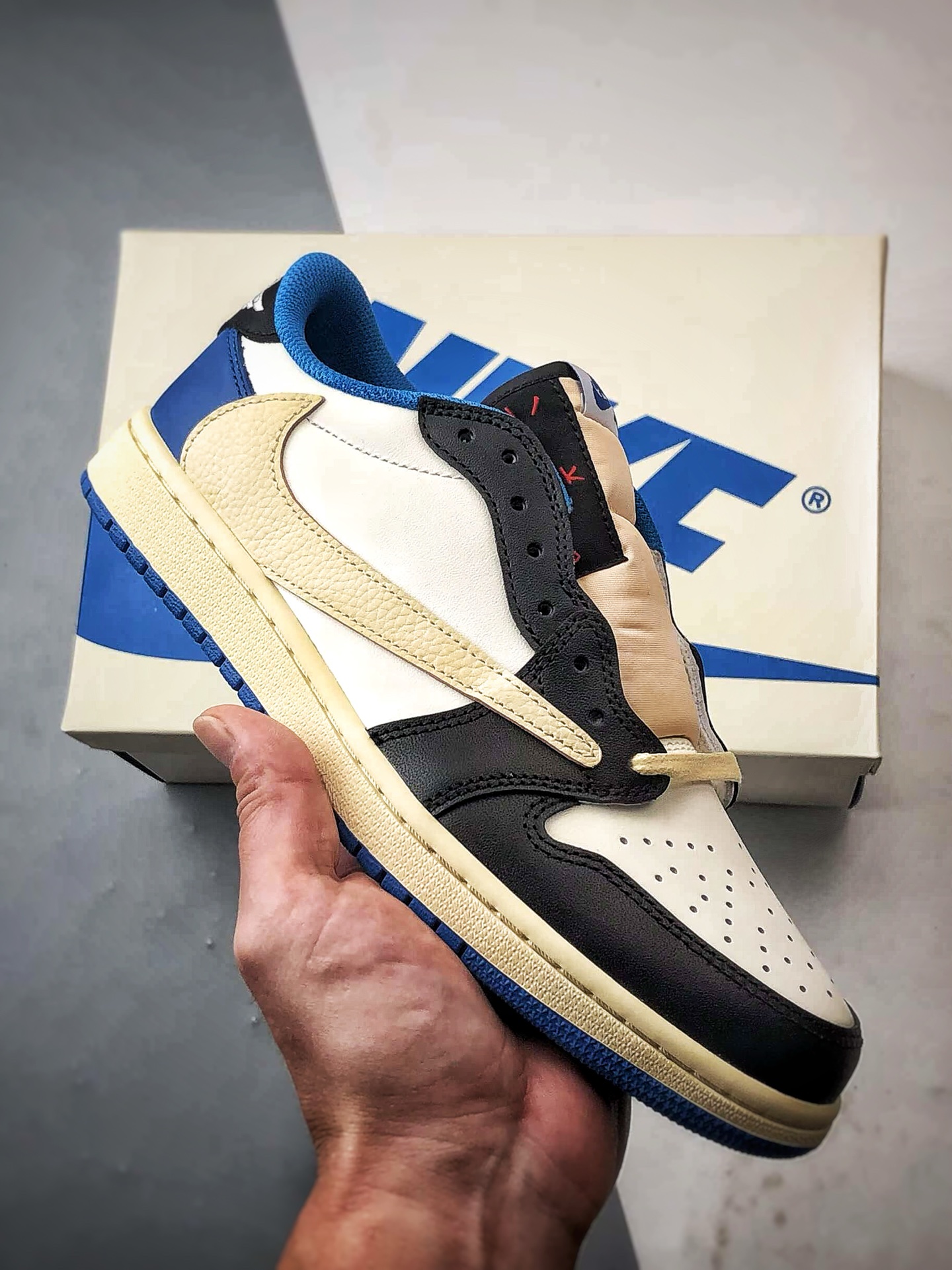 300 Travis Scott x Fragment x Air Jordan 1 Low 三方联名闪电白蓝黑倒钩 DM7866-140-Chinese UA Cheap High Quatity Brand Clothes Bags handbags Sneakers wholesale wholesaler seller from China Factory suppliers Fashion Clothing Shoes best Quality Beautiful Price 300 Travis Scott x Fragment x Air Jordan 1 Low 三方联名闪电白蓝黑倒钩 DM7866-140