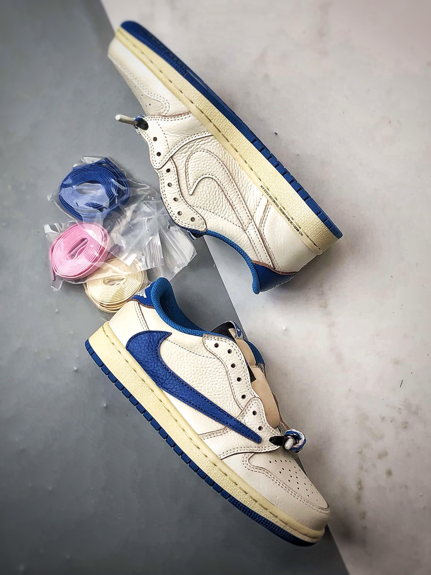 300 Travis Scott x Fragment x Air Jordan 1 Low 三方联名闪电白蓝倒钩 DM7866-104