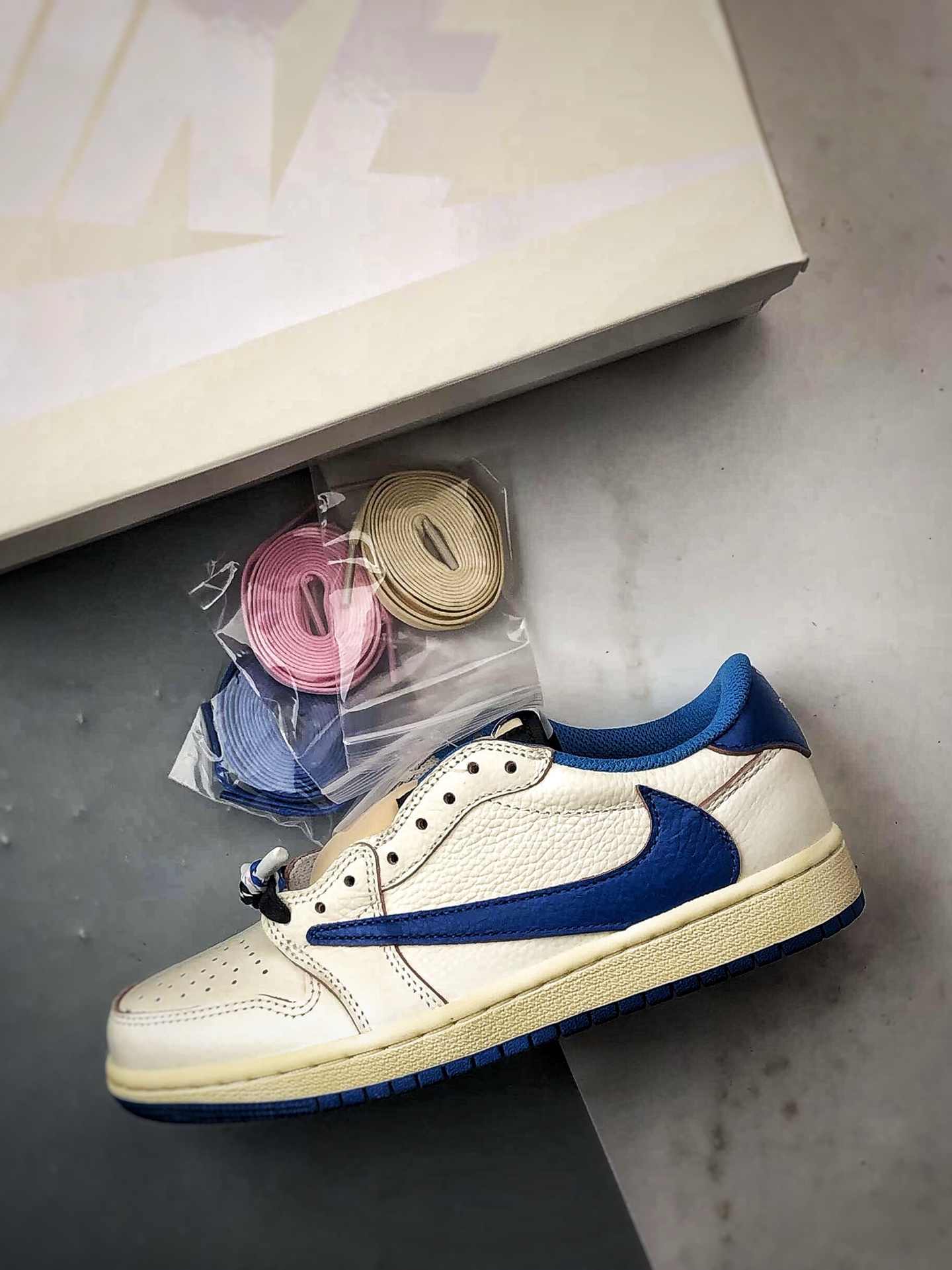 300 Travis Scott x Fragment x Air Jordan 1 Low 三方联名闪电白蓝倒钩 DM7866-104