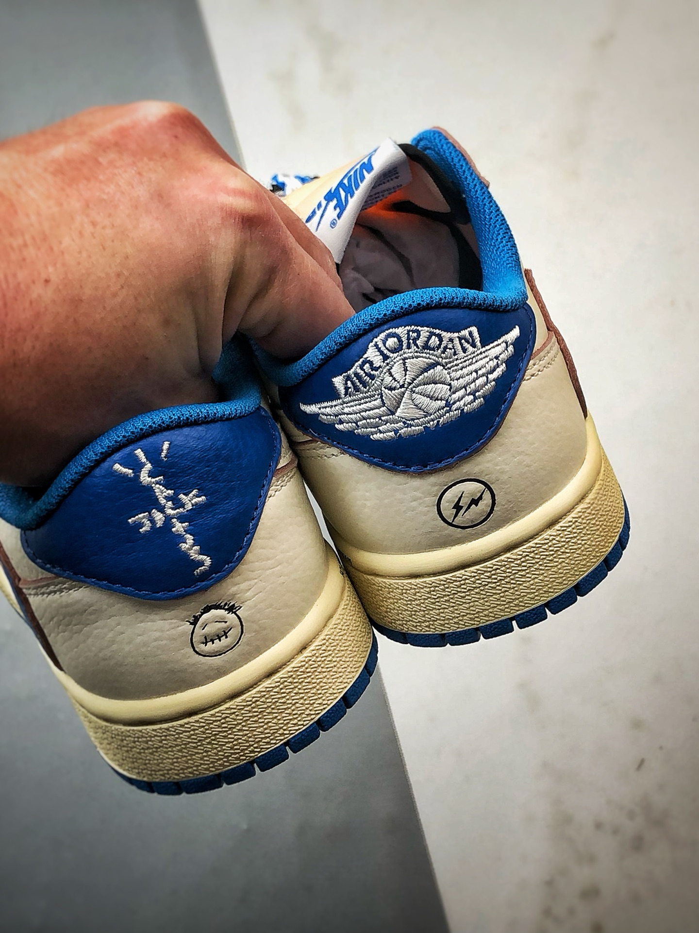 300 Travis Scott x Fragment x Air Jordan 1 Low 三方联名闪电白蓝倒钩 DM7866-104