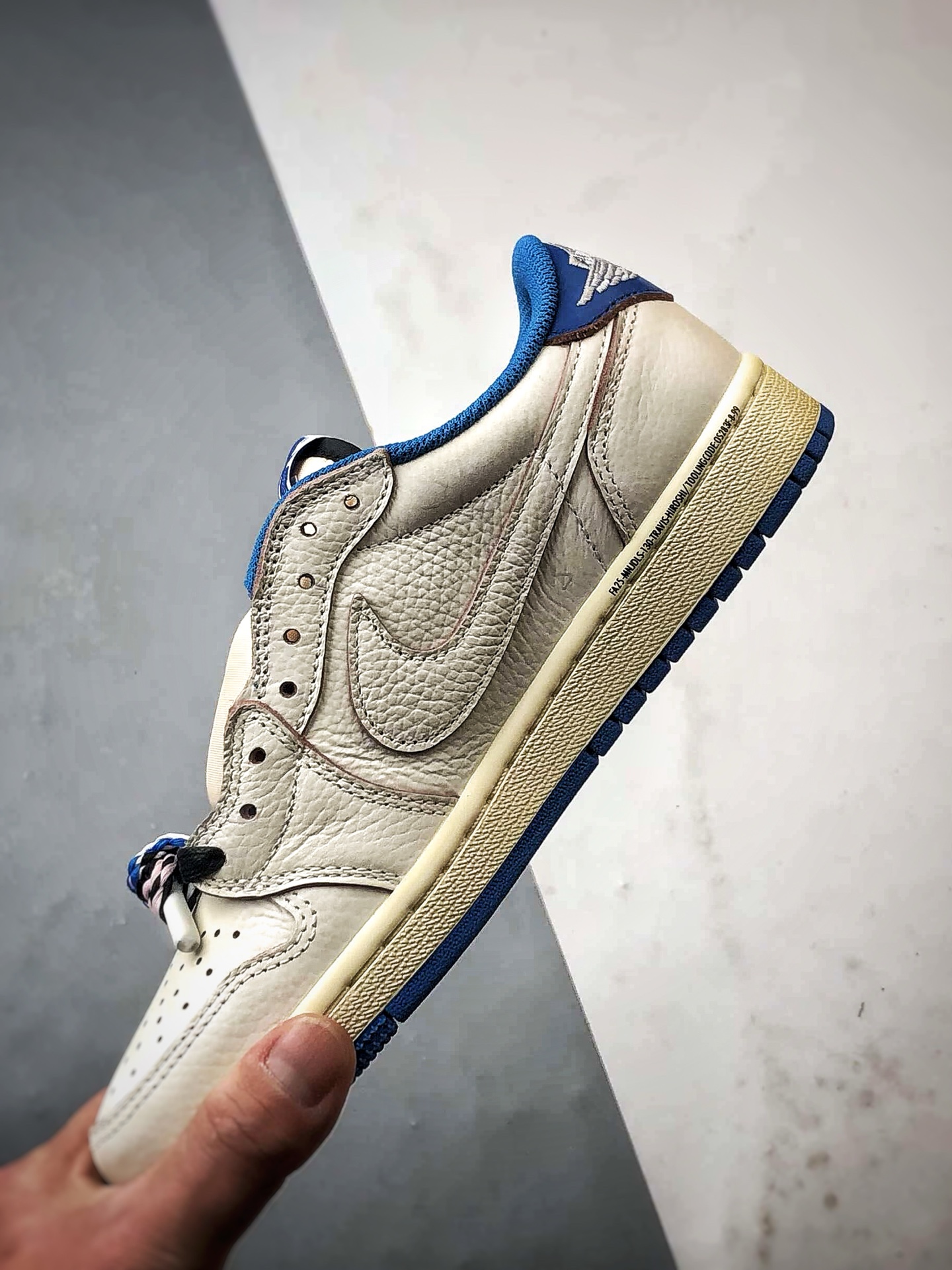 300 Travis Scott x Fragment x Air Jordan 1 Low 三方联名闪电白蓝倒钩 DM7866-104