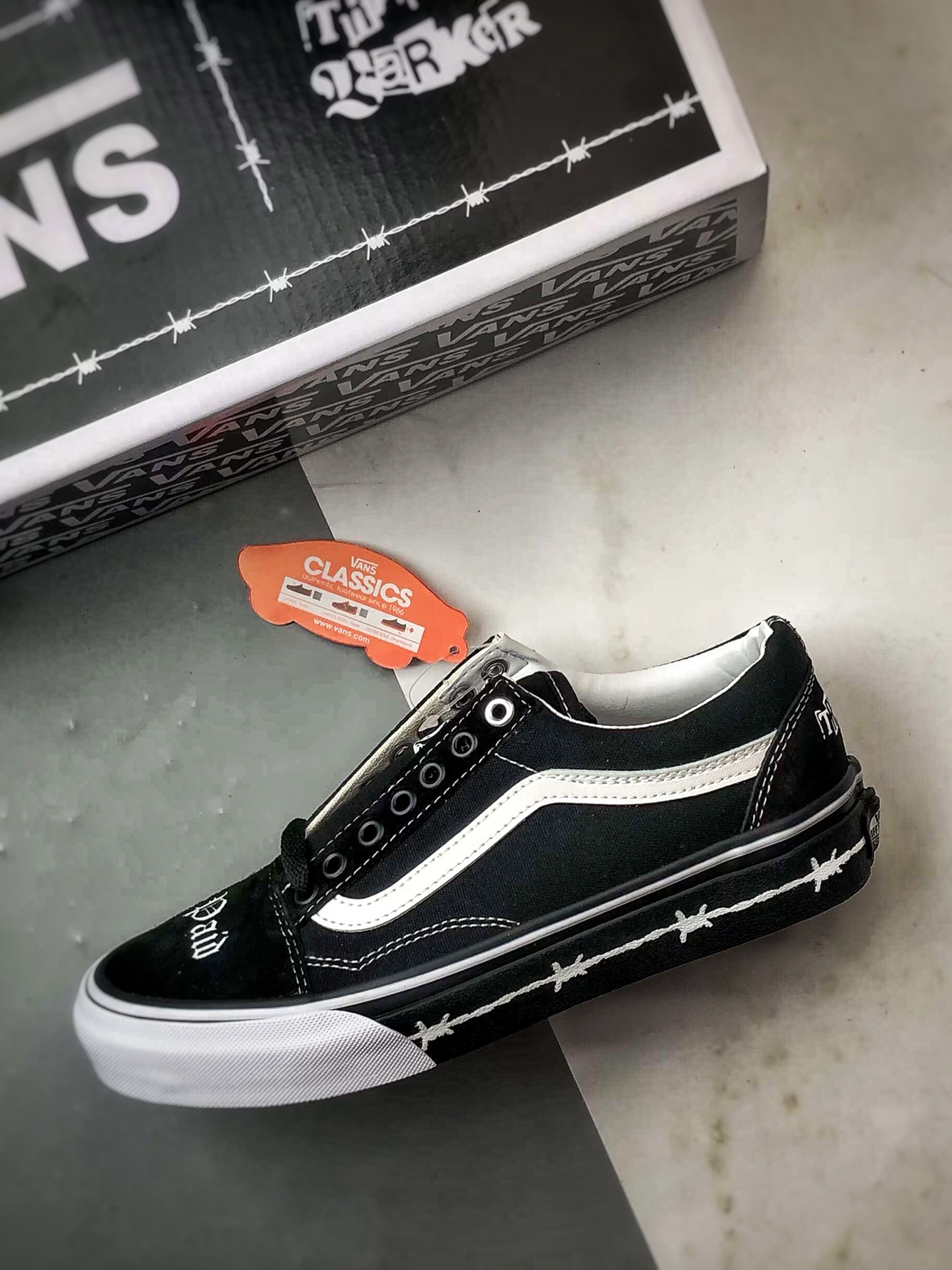 170 Vans x Travis Barker Old Skool 黑白 万斯新款 低帮舒适硫化休闲板鞋 VN000E9TMCG-Chinese UA Cheap High Quatity Brand Clothes Bags handbags Sneakers wholesale wholesaler seller from China Factory suppliers Fashion Clothing Shoes best Quality Beautiful Price 170 Vans x Travis Barker Old Skool 黑白 万斯新款 低帮舒适硫化休闲板鞋 VN000E9TMCG