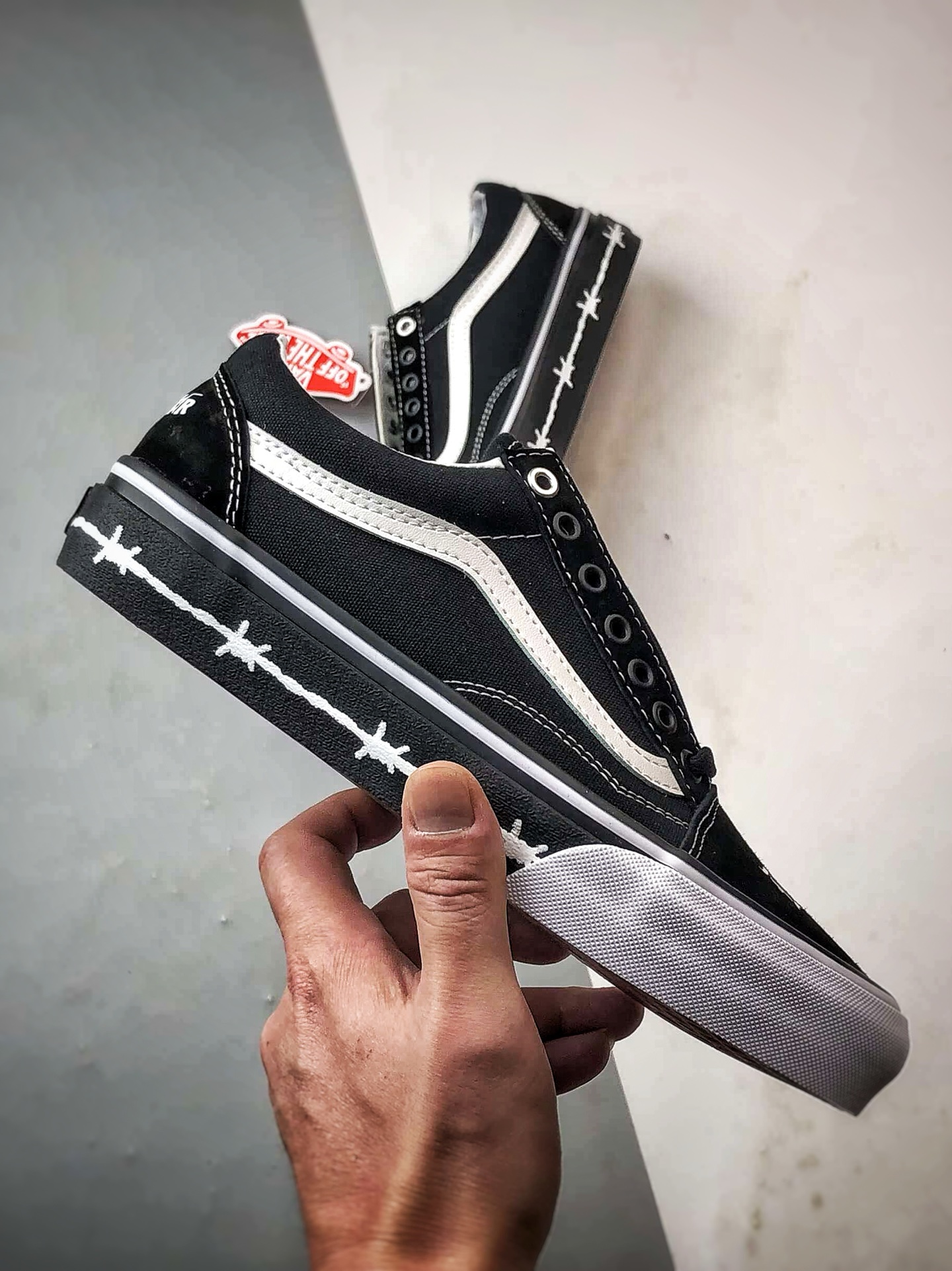 170 Vans x Travis Barker Old Skool 黑白 万斯新款 低帮舒适硫化休闲板鞋 VN000E9TMCG-Chinese UA Cheap High Quatity Brand Clothes Bags handbags Sneakers wholesale wholesaler seller from China Factory suppliers Fashion Clothing Shoes best Quality Beautiful Price 170 Vans x Travis Barker Old Skool 黑白 万斯新款 低帮舒适硫化休闲板鞋 VN000E9TMCG