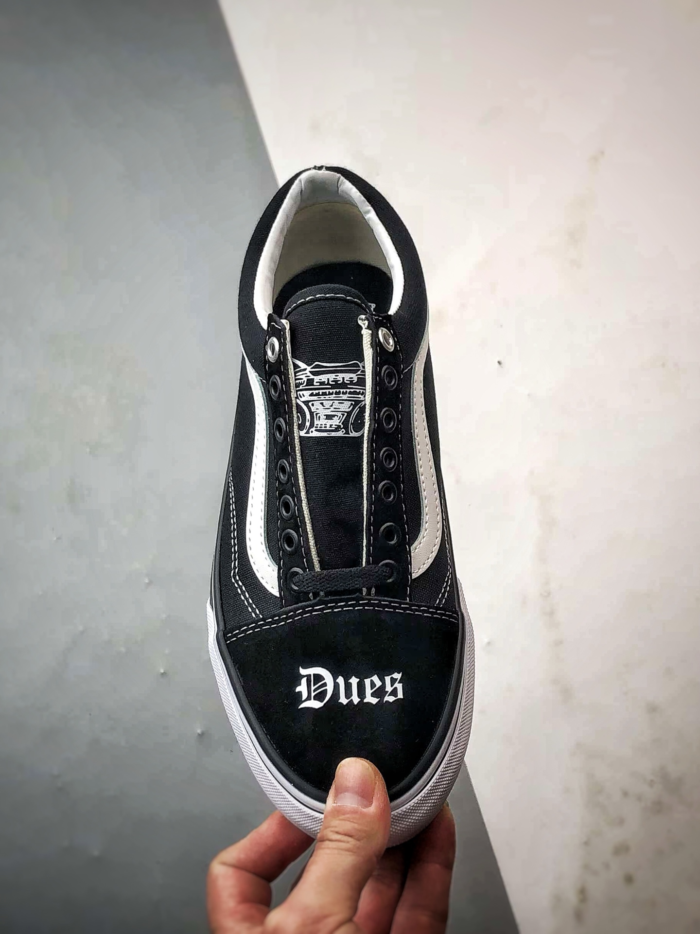 170 Vans x Travis Barker Old Skool 黑白 万斯新款 低帮舒适硫化休闲板鞋 VN000E9TMCG-Chinese UA Cheap High Quatity Brand Clothes Bags handbags Sneakers wholesale wholesaler seller from China Factory suppliers Fashion Clothing Shoes best Quality Beautiful Price 170 Vans x Travis Barker Old Skool 黑白 万斯新款 低帮舒适硫化休闲板鞋 VN000E9TMCG