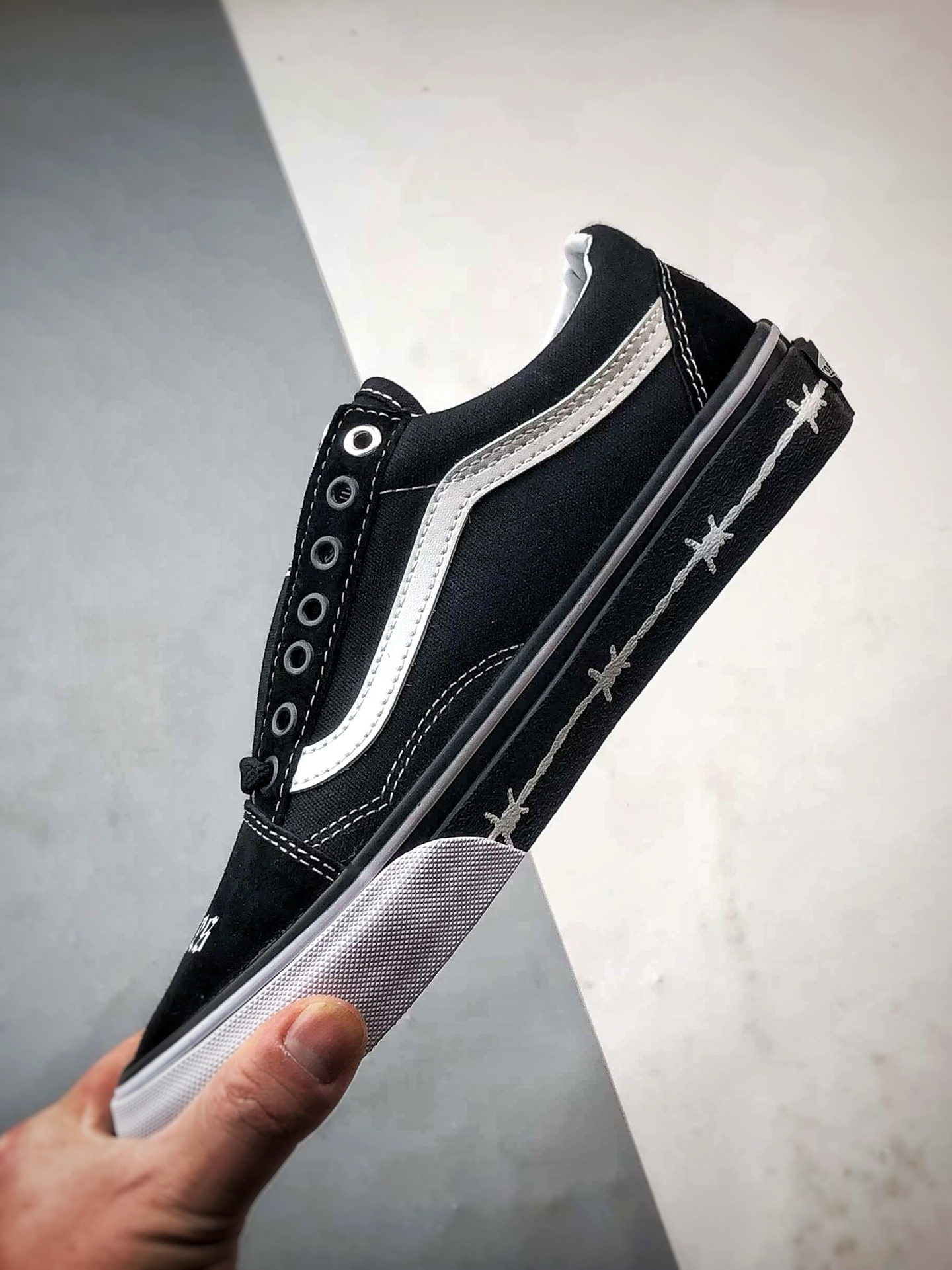 170 Vans x Travis Barker Old Skool 黑白 万斯新款 低帮舒适硫化休闲板鞋 VN000E9TMCG-Chinese UA Cheap High Quatity Brand Clothes Bags handbags Sneakers wholesale wholesaler seller from China Factory suppliers Fashion Clothing Shoes best Quality Beautiful Price 170 Vans x Travis Barker Old Skool 黑白 万斯新款 低帮舒适硫化休闲板鞋 VN000E9TMCG