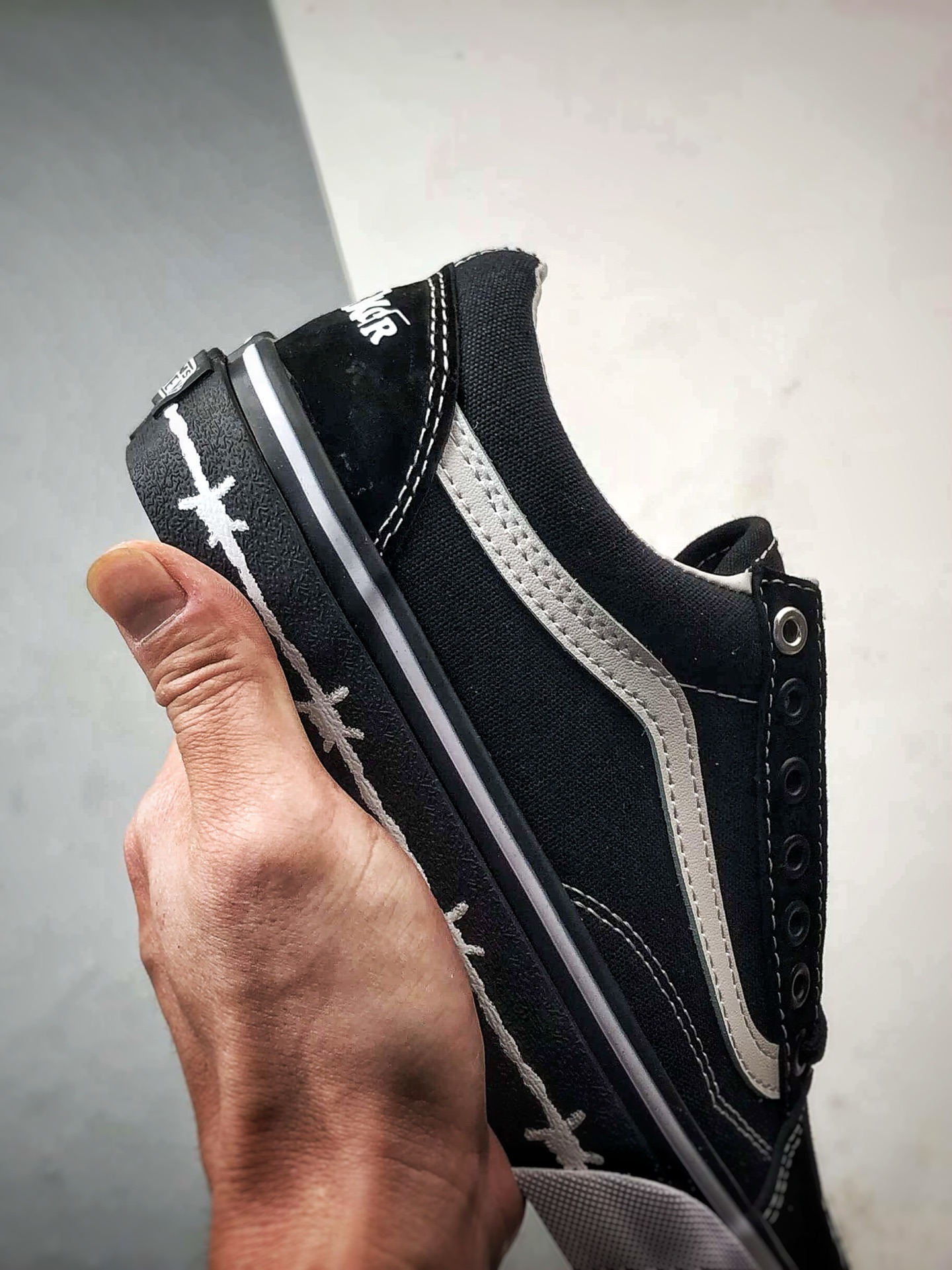 170 Vans x Travis Barker Old Skool 黑白 万斯新款 低帮舒适硫化休闲板鞋 VN000E9TMCG-Chinese UA Cheap High Quatity Brand Clothes Bags handbags Sneakers wholesale wholesaler seller from China Factory suppliers Fashion Clothing Shoes best Quality Beautiful Price 170 Vans x Travis Barker Old Skool 黑白 万斯新款 低帮舒适硫化休闲板鞋 VN000E9TMCG