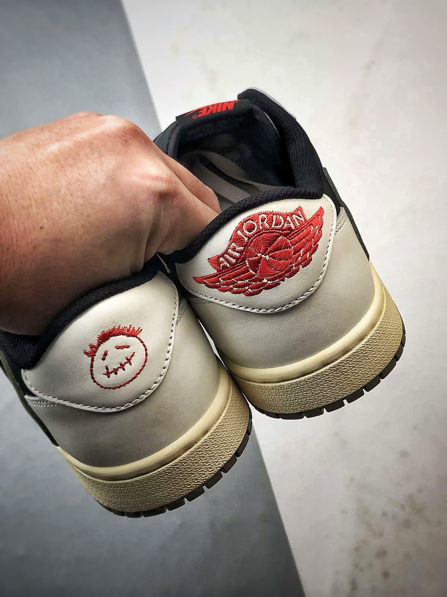 300 Travis Scott x Air Jordan 1 Low 黑橄榄绿倒钩 DZ4137-106