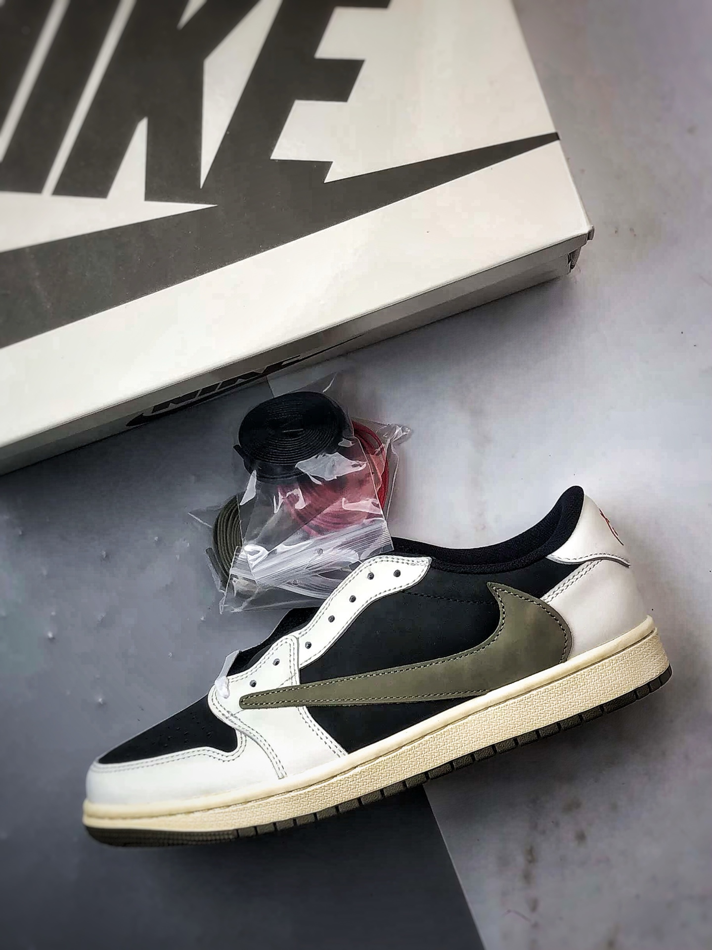 300 Travis Scott x Air Jordan 1 Low 黑橄榄绿倒钩 DZ4137-106