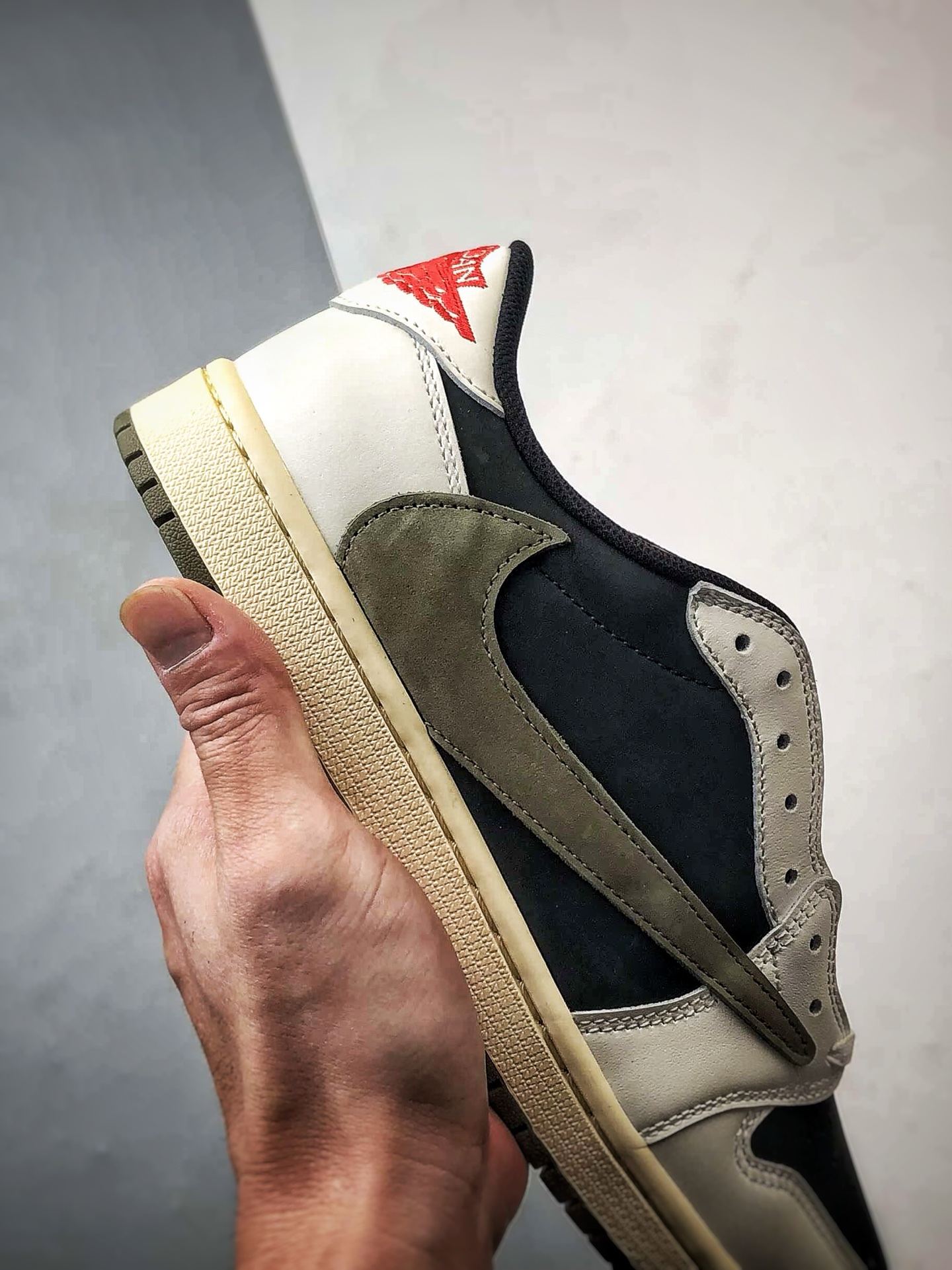 300 Travis Scott x Air Jordan 1 Low 黑橄榄绿倒钩 DZ4137-106