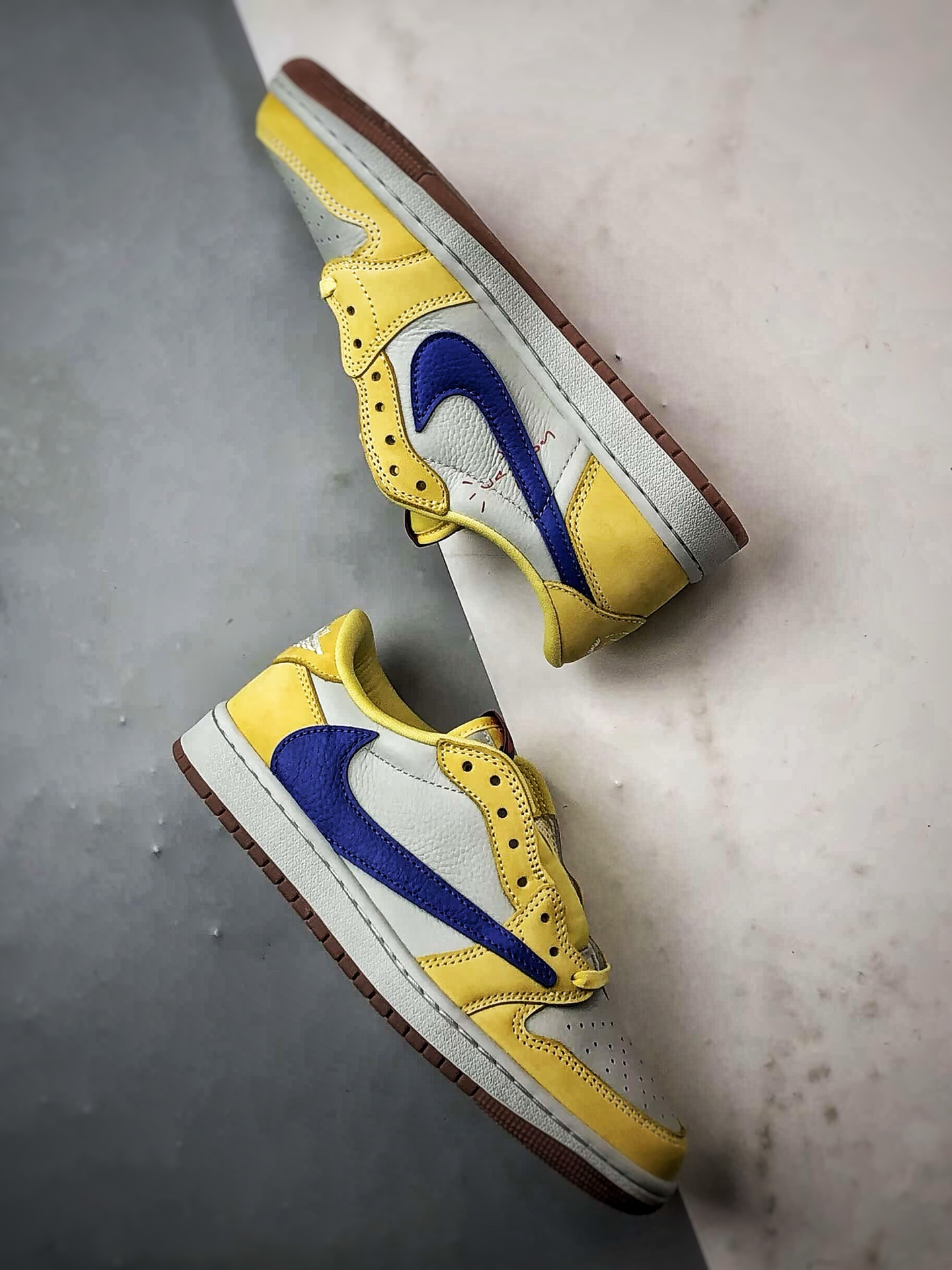 放店💰250
Travis Scott x Air Jordan 1 Low OG
金丝雀黄蓝倒钩 新晋纯原大厂出品
#一针一线真实原数据打版制作 原厂配置 原装批次区别市面 原厂大底磨具真实半码 同步原厂尺码段 原厂Prime Asia贝利进口皮料加持 原盒原配 原厂拉帮工艺 针距密度一致 后跟弧度收口自然不对折 极致一眼正品既视感 进口电脑针车工艺 鞋面清洁度最高QC检验标准 控制溢胶 广东原厂电绣工艺 专供外贸鬼佬 原鞋玩家都懂👊🏻
货号:DZ4137-700
尺码:35.5 36 36.5 37.5 38 38.5 39 40 40.5 41 42 42.5 43 44 44.5 45 46 47.5 48.5
编码#A-C37203