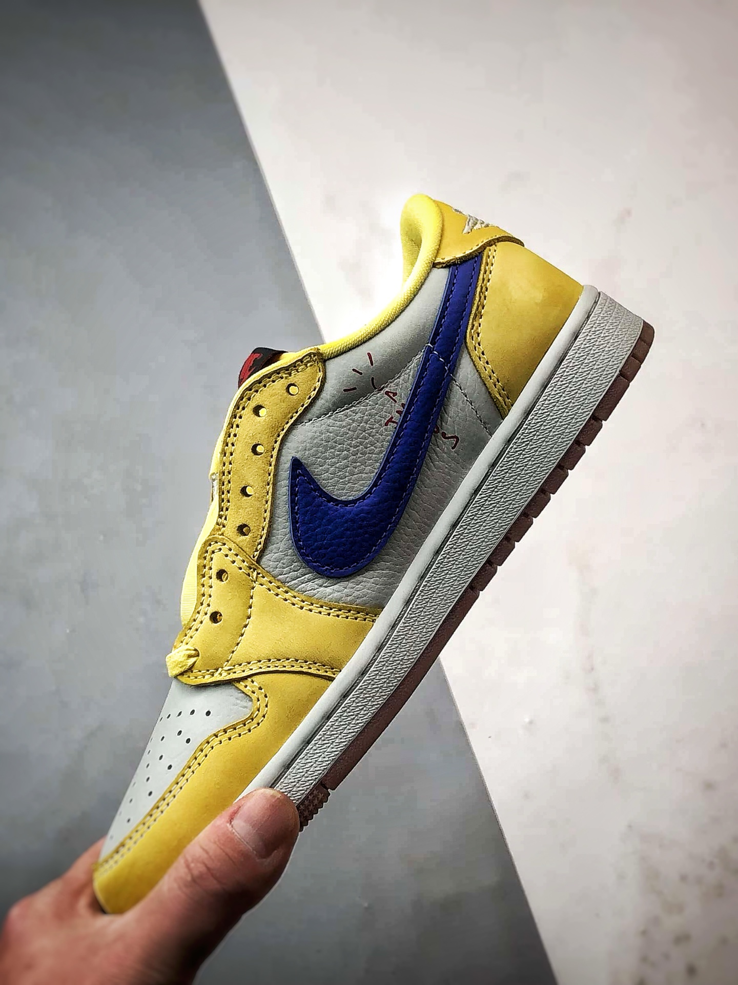 放店💰250
Travis Scott x Air Jordan 1 Low OG
金丝雀黄蓝倒钩 新晋纯原大厂出品
#一针一线真实原数据打版制作 原厂配置 原装批次区别市面 原厂大底磨具真实半码 同步原厂尺码段 原厂Prime Asia贝利进口皮料加持 原盒原配 原厂拉帮工艺 针距密度一致 后跟弧度收口自然不对折 极致一眼正品既视感 进口电脑针车工艺 鞋面清洁度最高QC检验标准 控制溢胶 广东原厂电绣工艺 专供外贸鬼佬 原鞋玩家都懂👊🏻
货号:DZ4137-700
尺码:35.5 36 36.5 37.5 38 38.5 39 40 40.5 41 42 42.5 43 44 44.5 45 46 47.5 48.5
编码#A-C37203