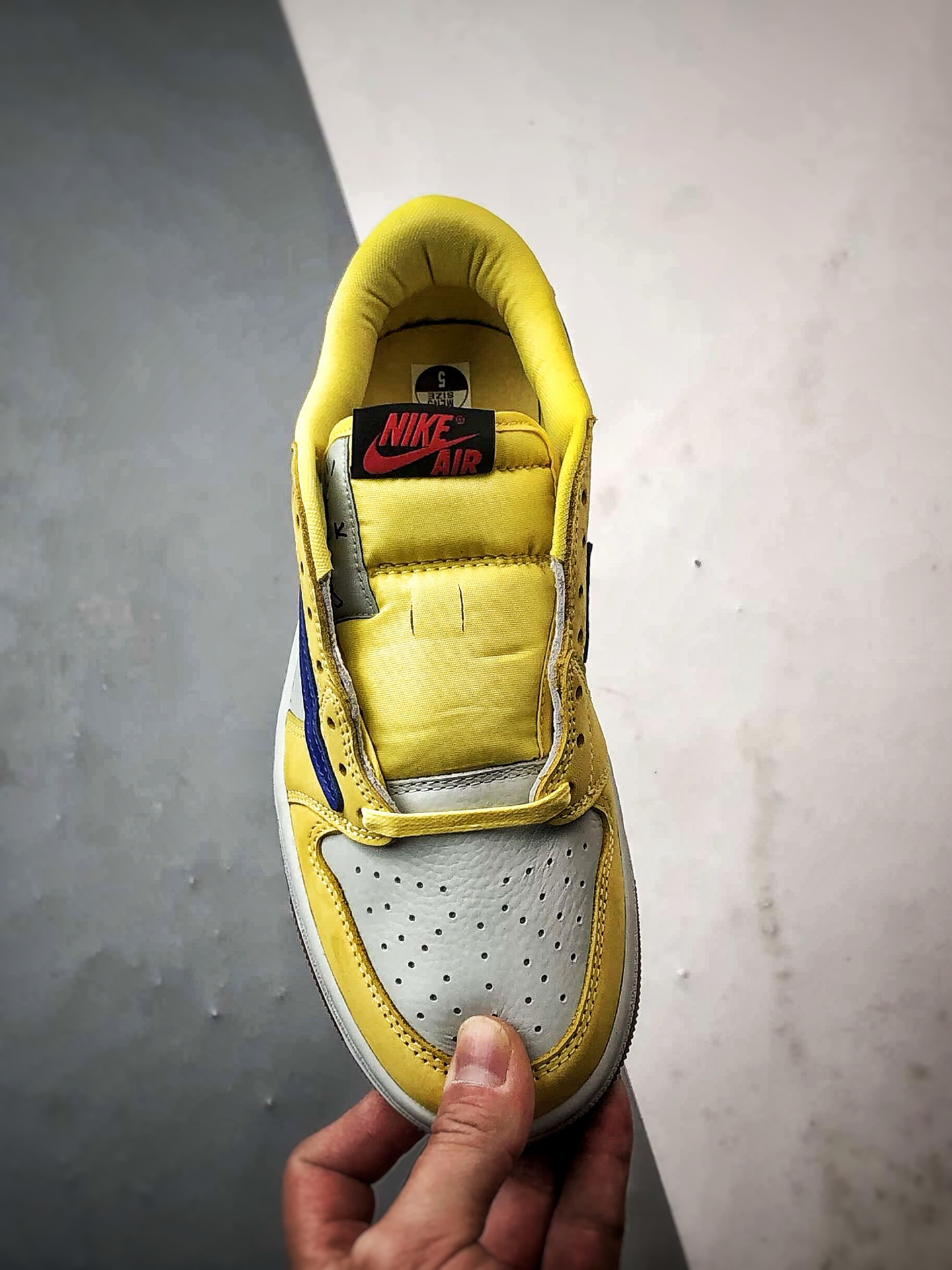 放店💰250
Travis Scott x Air Jordan 1 Low OG
金丝雀黄蓝倒钩 新晋纯原大厂出品
#一针一线真实原数据打版制作 原厂配置 原装批次区别市面 原厂大底磨具真实半码 同步原厂尺码段 原厂Prime Asia贝利进口皮料加持 原盒原配 原厂拉帮工艺 针距密度一致 后跟弧度收口自然不对折 极致一眼正品既视感 进口电脑针车工艺 鞋面清洁度最高QC检验标准 控制溢胶 广东原厂电绣工艺 专供外贸鬼佬 原鞋玩家都懂👊🏻
货号:DZ4137-700
尺码:35.5 36 36.5 37.5 38 38.5 39 40 40.5 41 42 42.5 43 44 44.5 45 46 47.5 48.5
编码#A-C37203